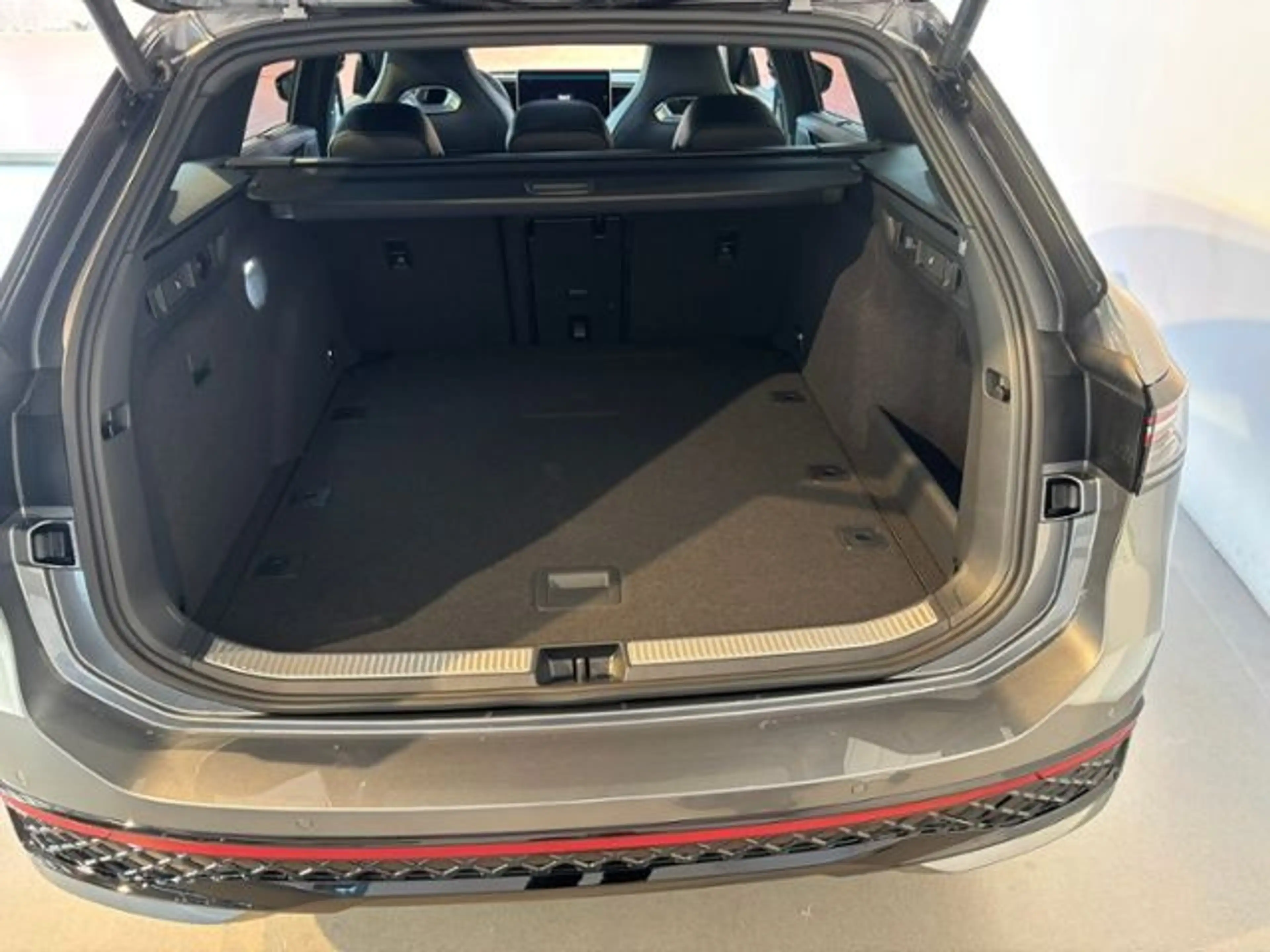 Volkswagen Passat Variant 2.0 TDI 4Motion R-Line | AHK | IQ — photo 14