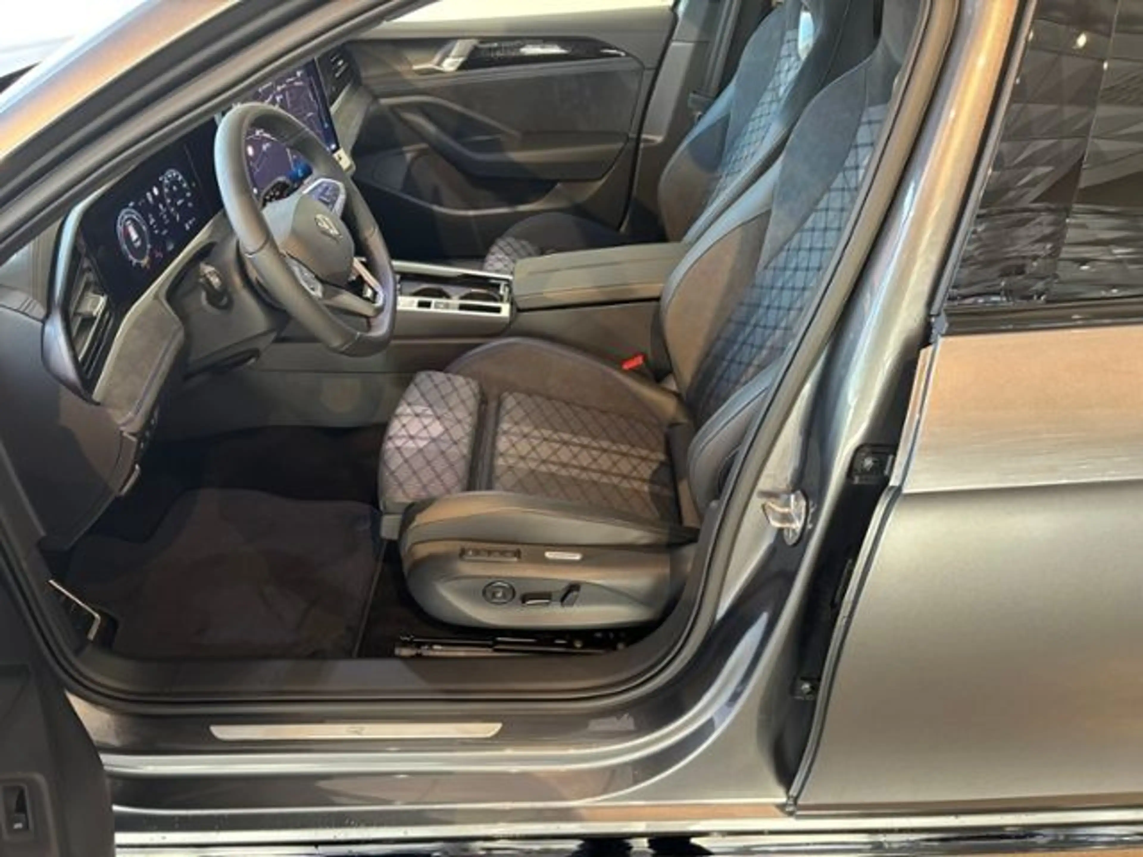 Volkswagen Passat Variant 2.0 TDI 4Motion R-Line | AHK | IQ — photo 8