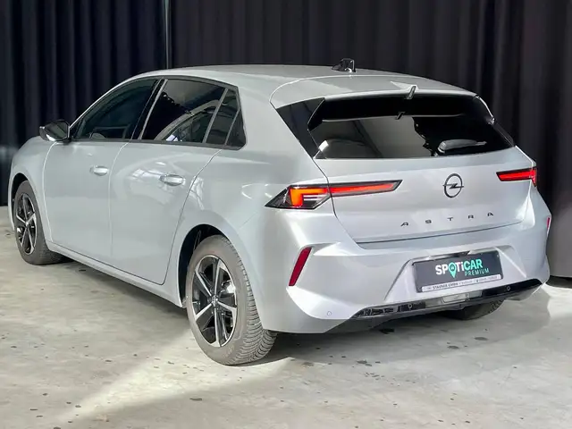 Opel Astra view 3