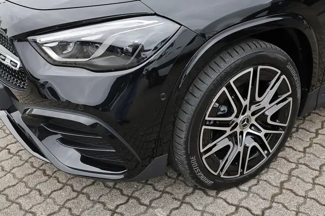Mercedes-Benz Gla view 3