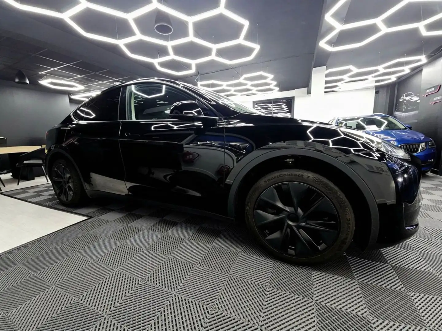Tesla Model Y STANDARD RWD Schwarz - 2