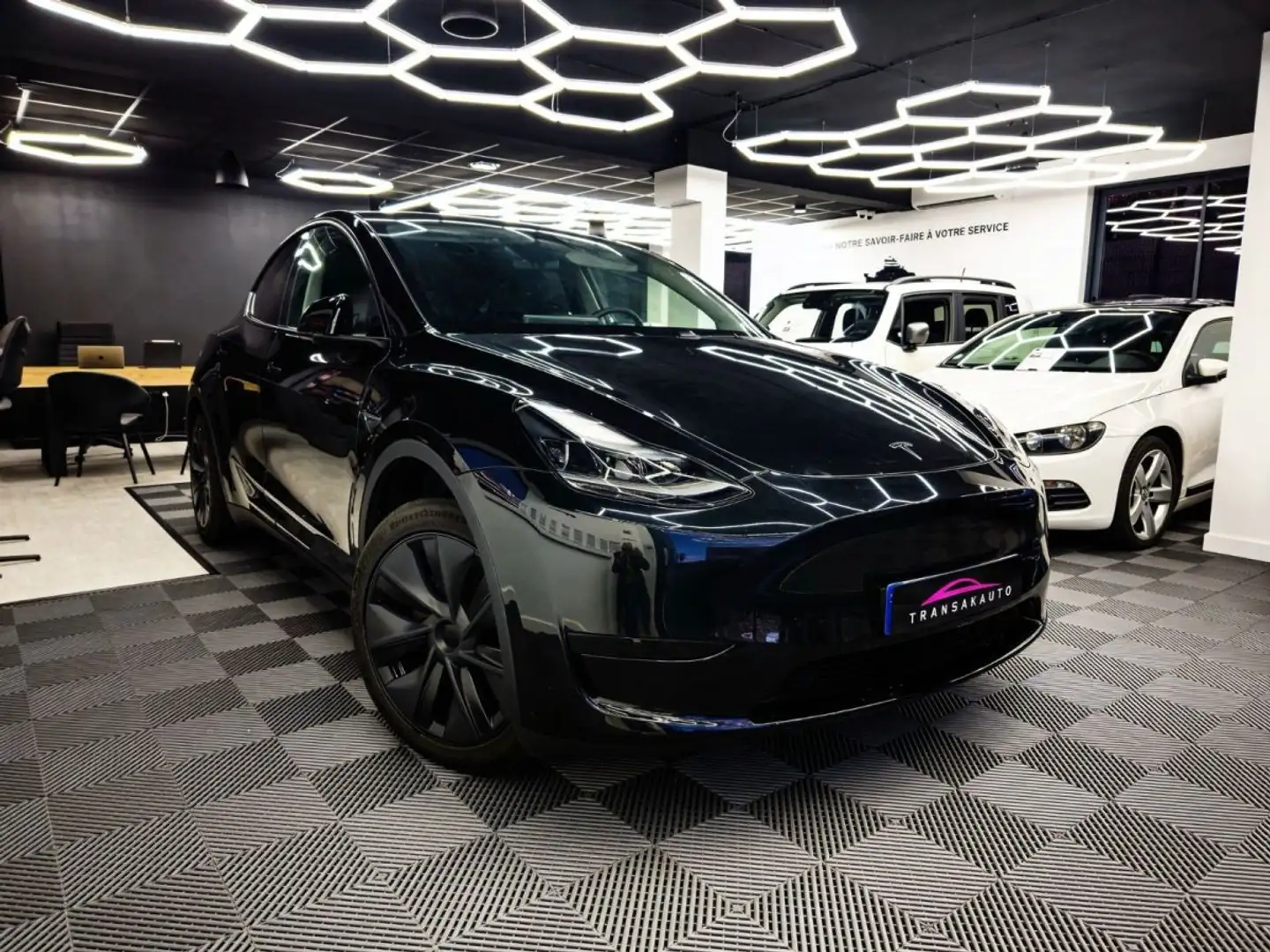 Tesla Model Y STANDARD RWD Schwarz - 1