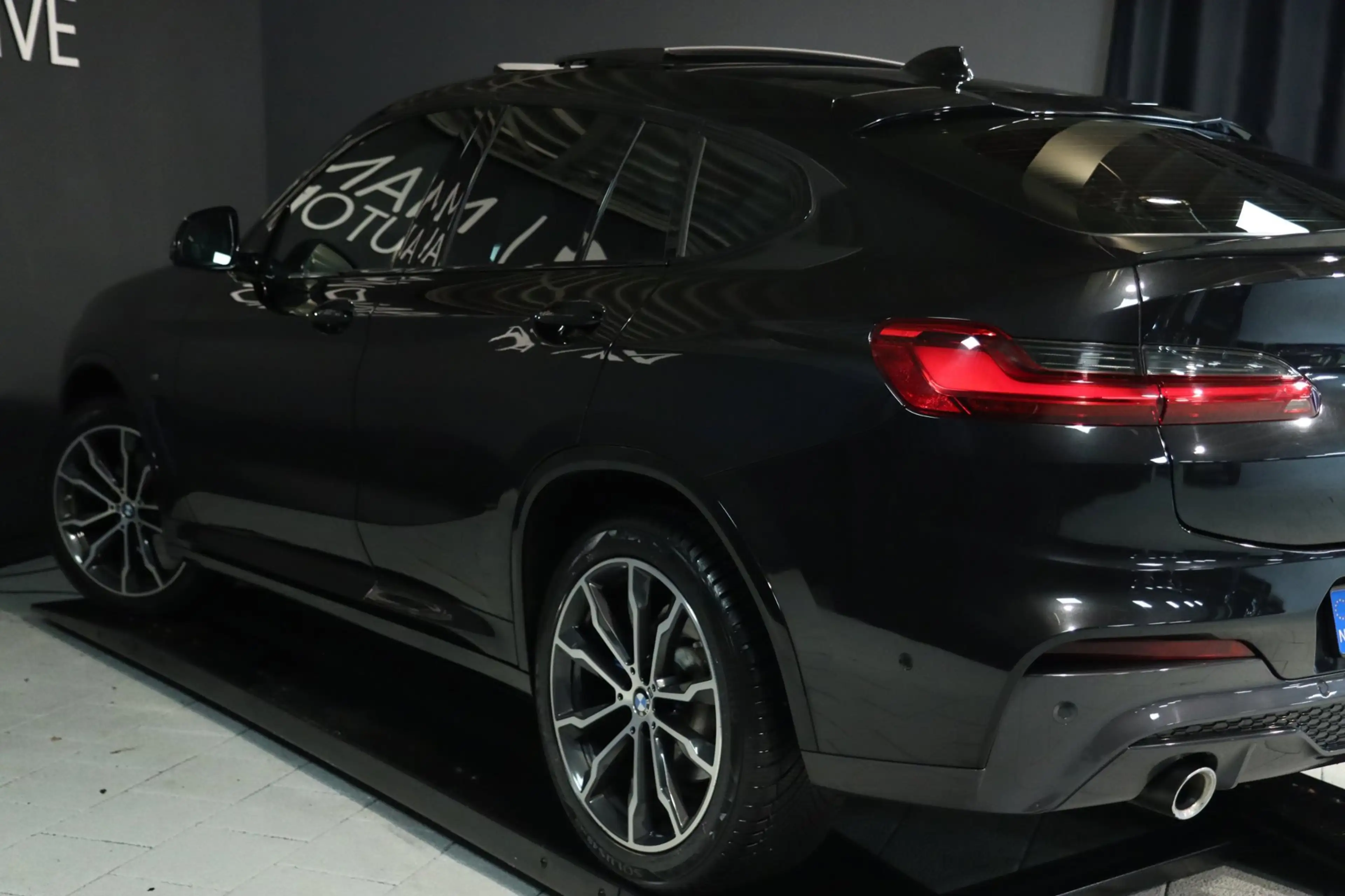 BMW X4 XDrive20i M Sport / PANO / MEMORY / HUD / 360 / AC — photo 3