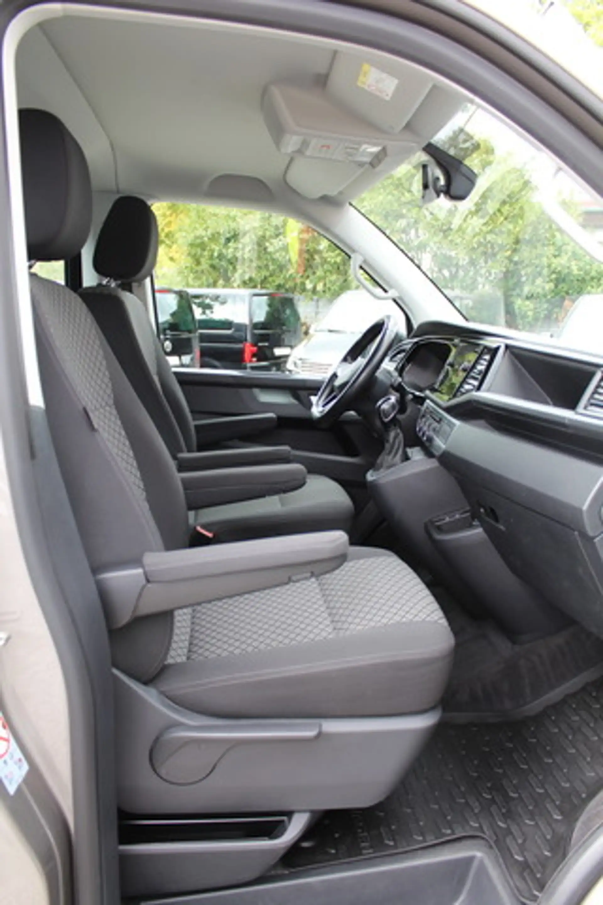 Volkswagen T6.1 Multivan 150PS DSG Navi AHK PDC 7-Sitzer — photo 10