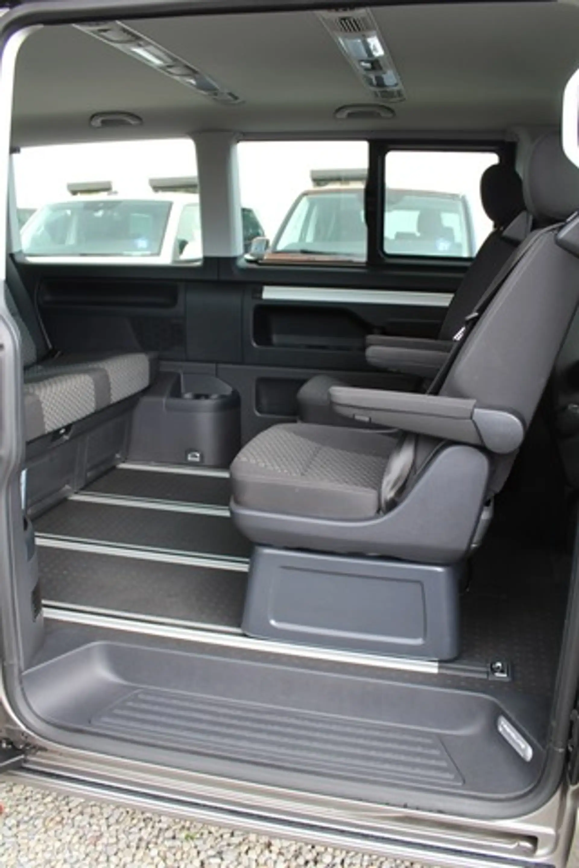 Volkswagen T6.1 Multivan 150PS DSG Navi AHK PDC 7-Sitzer — photo 14