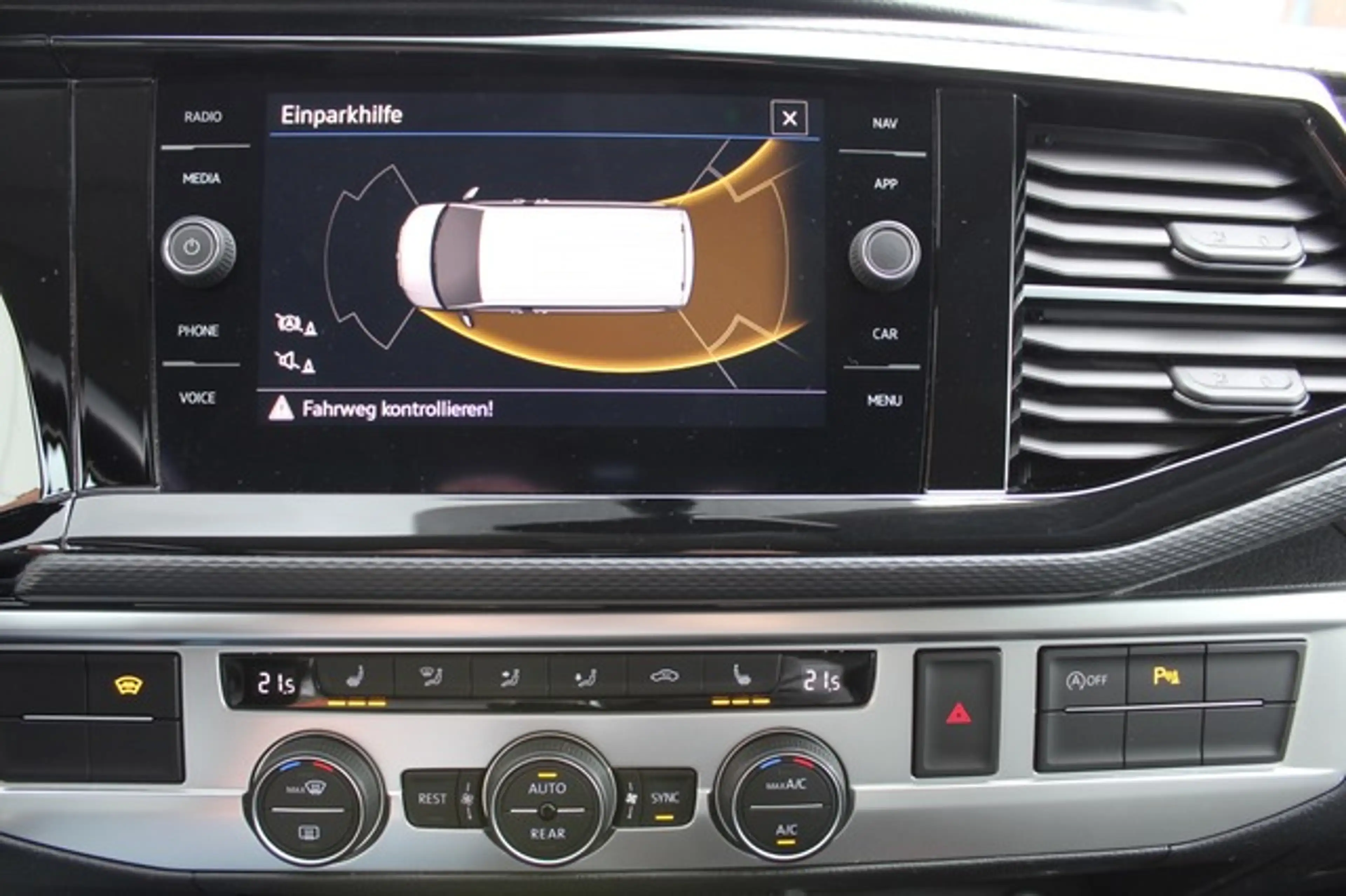 Volkswagen T6.1 Multivan 150PS DSG Navi AHK PDC 7-Sitzer — photo 8
