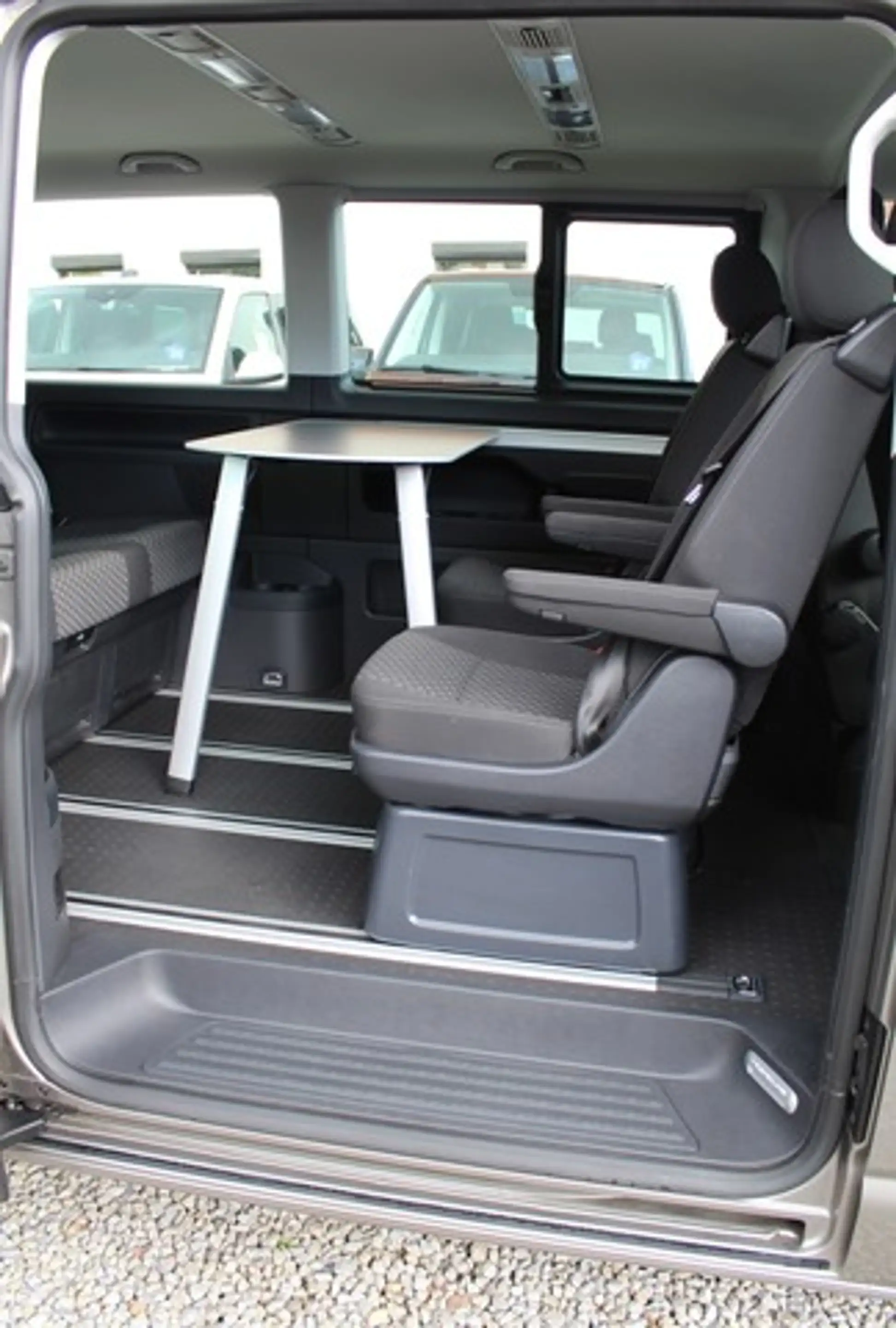 Volkswagen T6.1 Multivan 150PS DSG Navi AHK PDC 7-Sitzer — photo 15