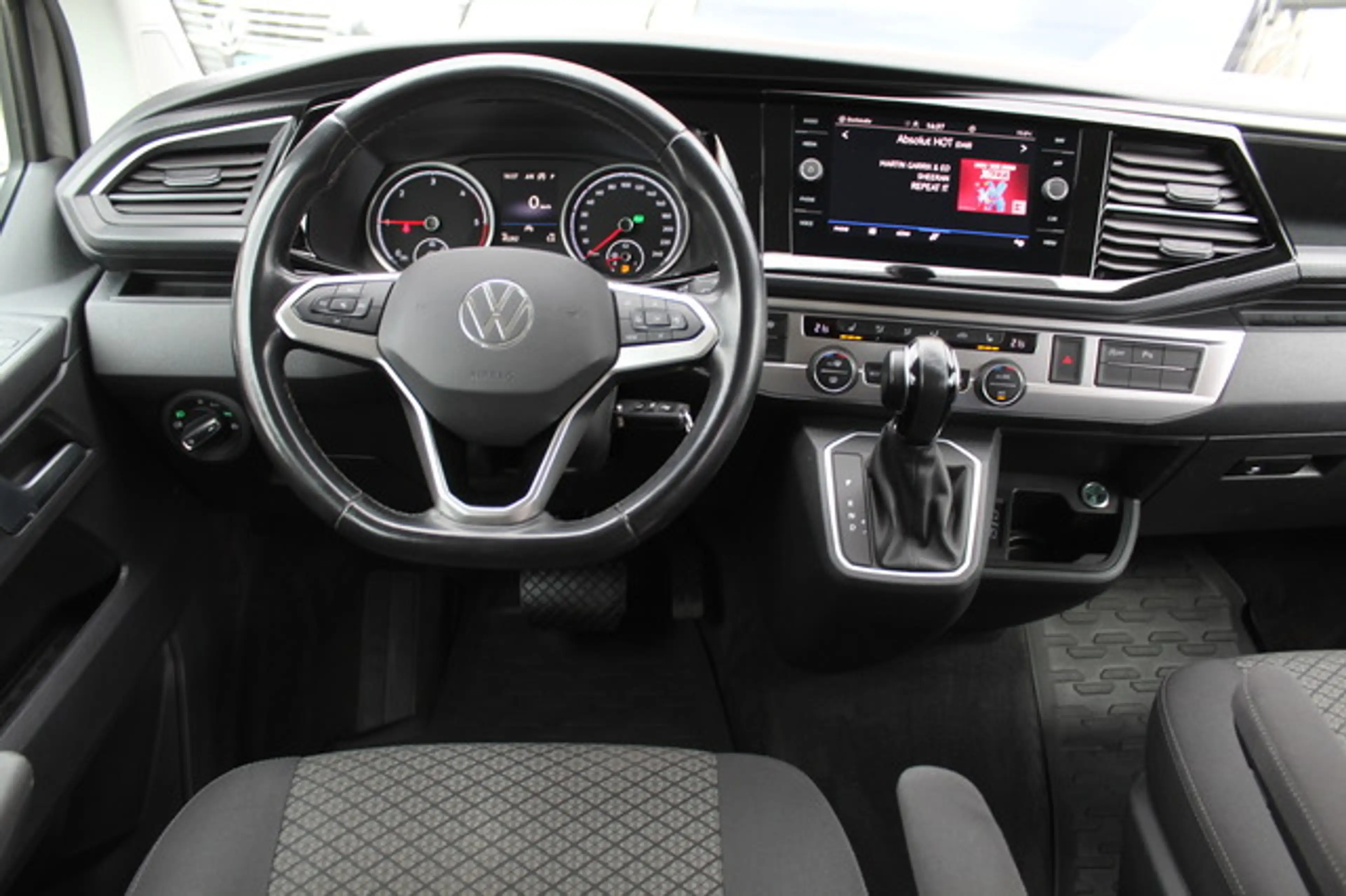 Volkswagen T6.1 Multivan 150PS DSG Navi AHK PDC 7-Sitzer — photo 5