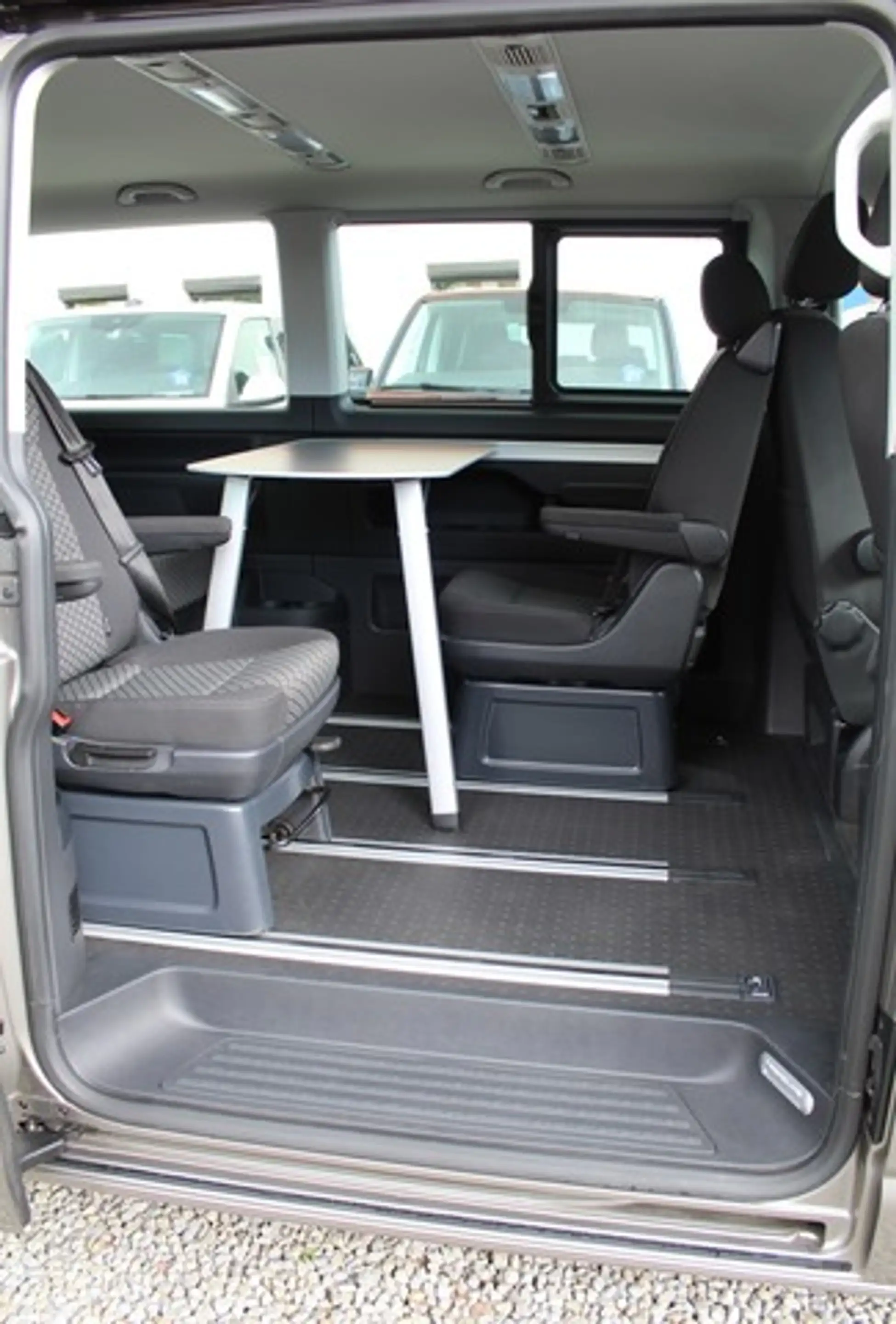 Volkswagen T6.1 Multivan 150PS DSG Navi AHK PDC 7-Sitzer — photo 12