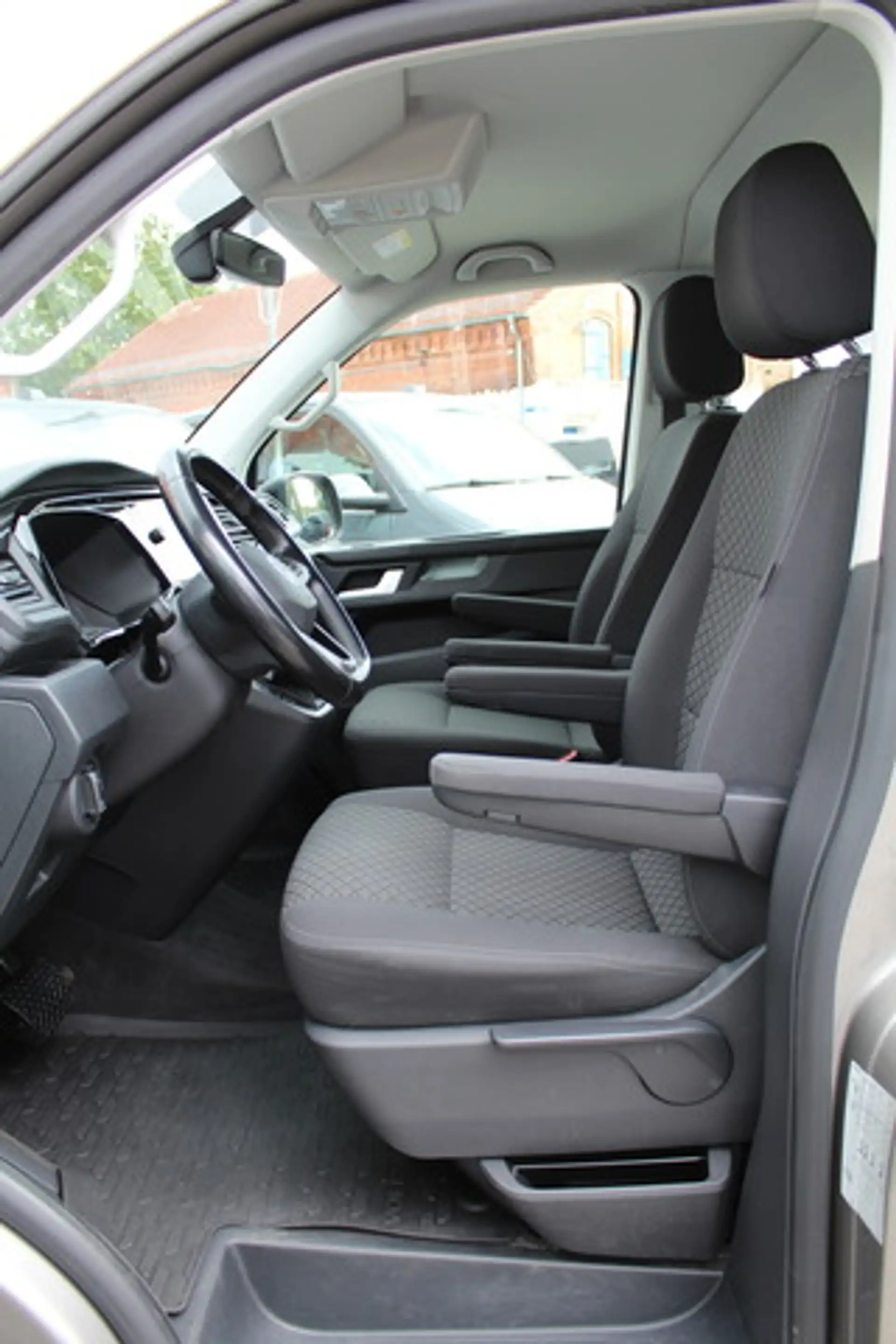 Volkswagen T6.1 Multivan 150PS DSG Navi AHK PDC 7-Sitzer — photo 4