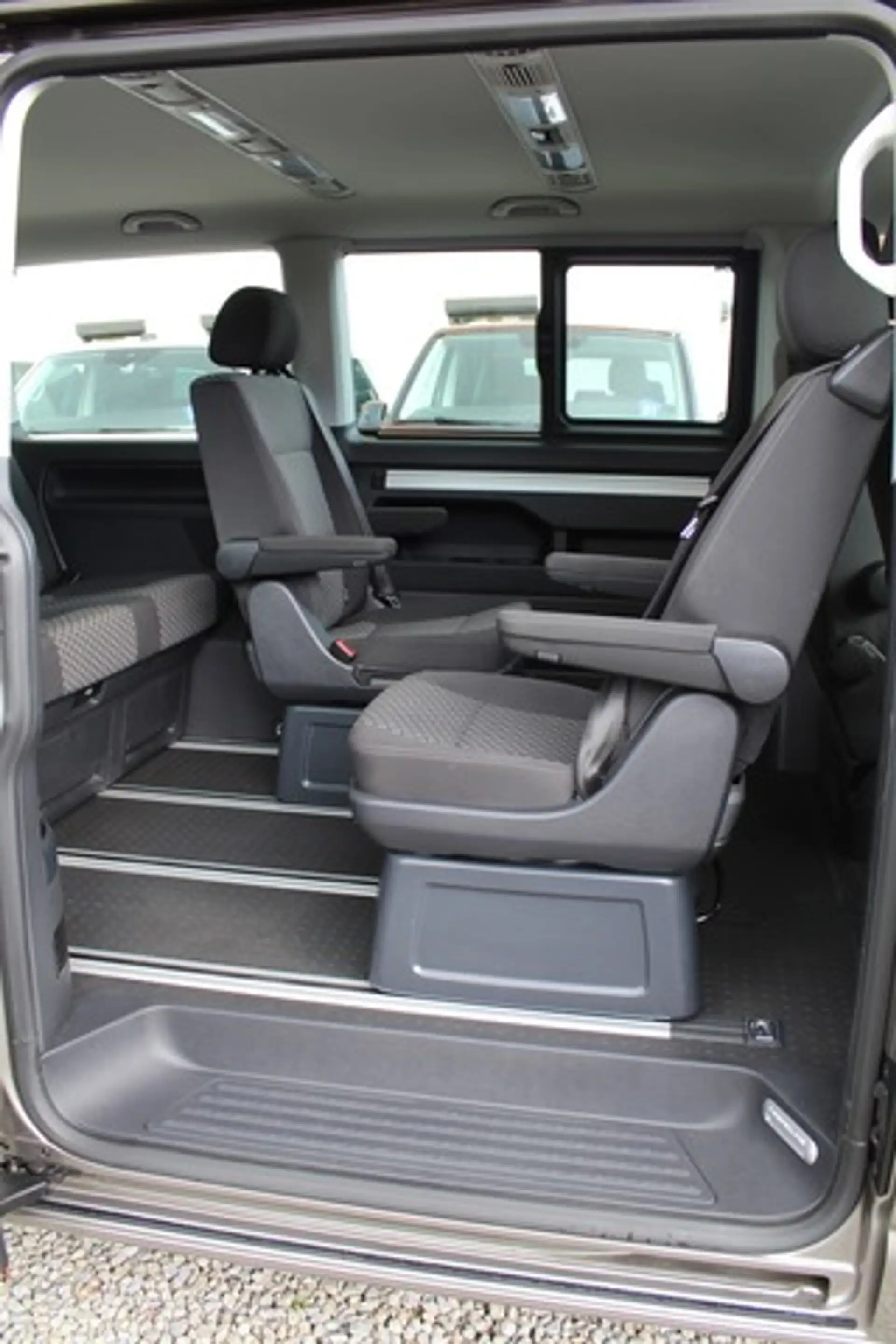 Volkswagen T6.1 Multivan 150PS DSG Navi AHK PDC 7-Sitzer — photo 13
