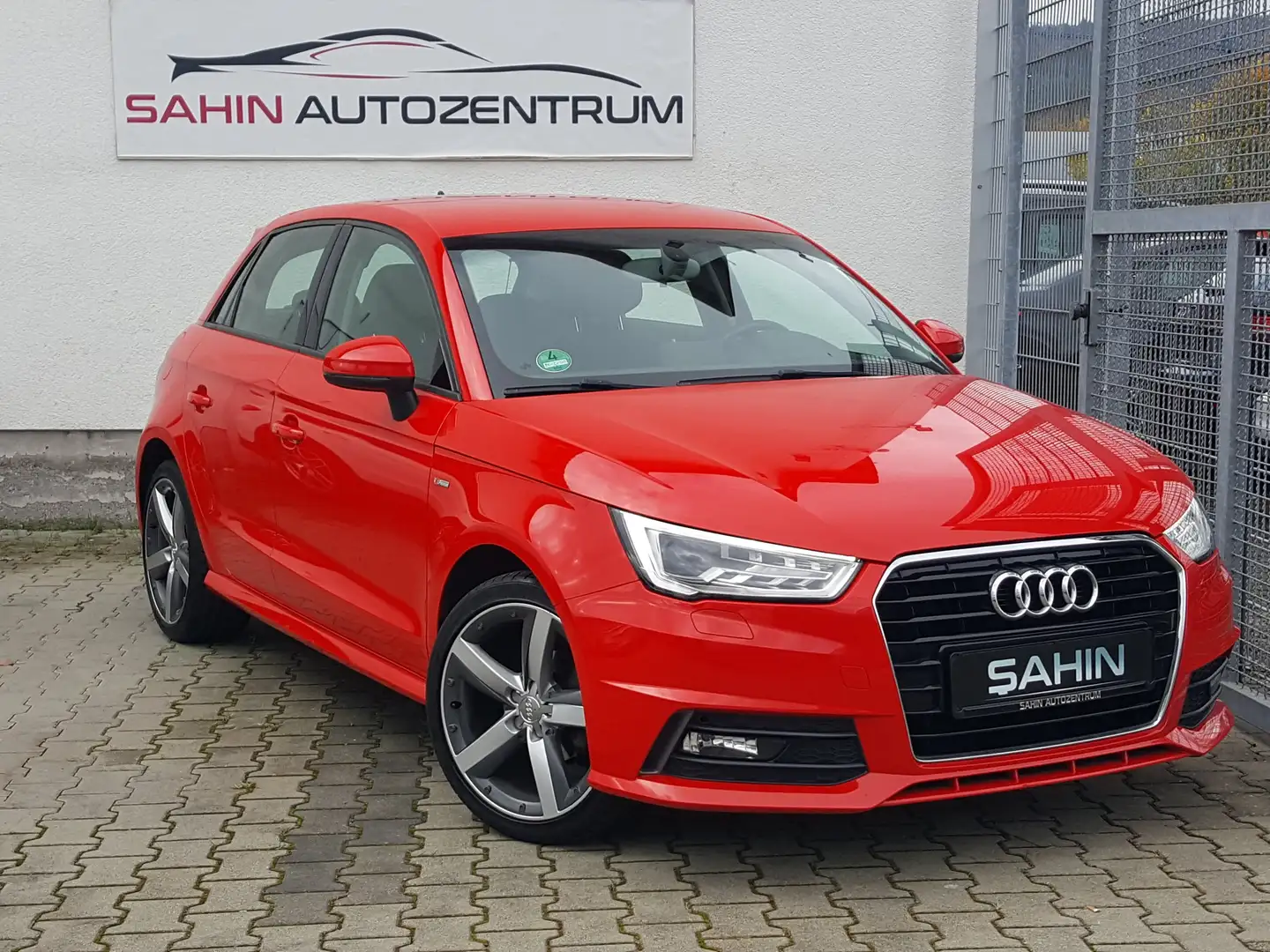 Audi A1 1.0 TFSI Sportback S-Line 1.Hd BiXenon Navi SHZ Червоний - 2