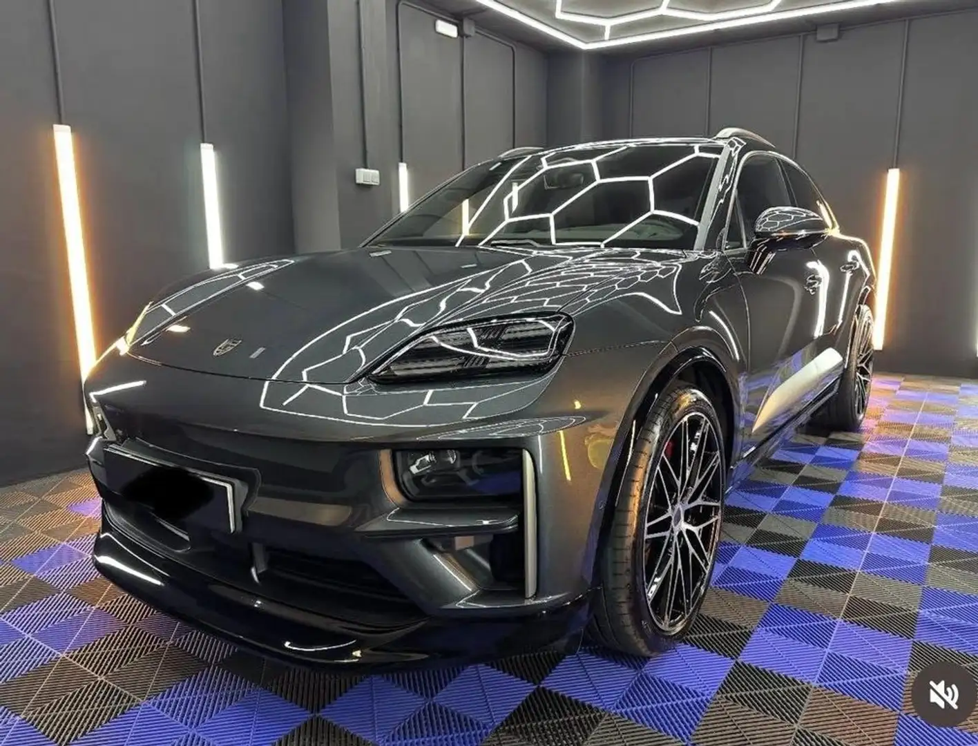 Porsche Macan Turbo - 1