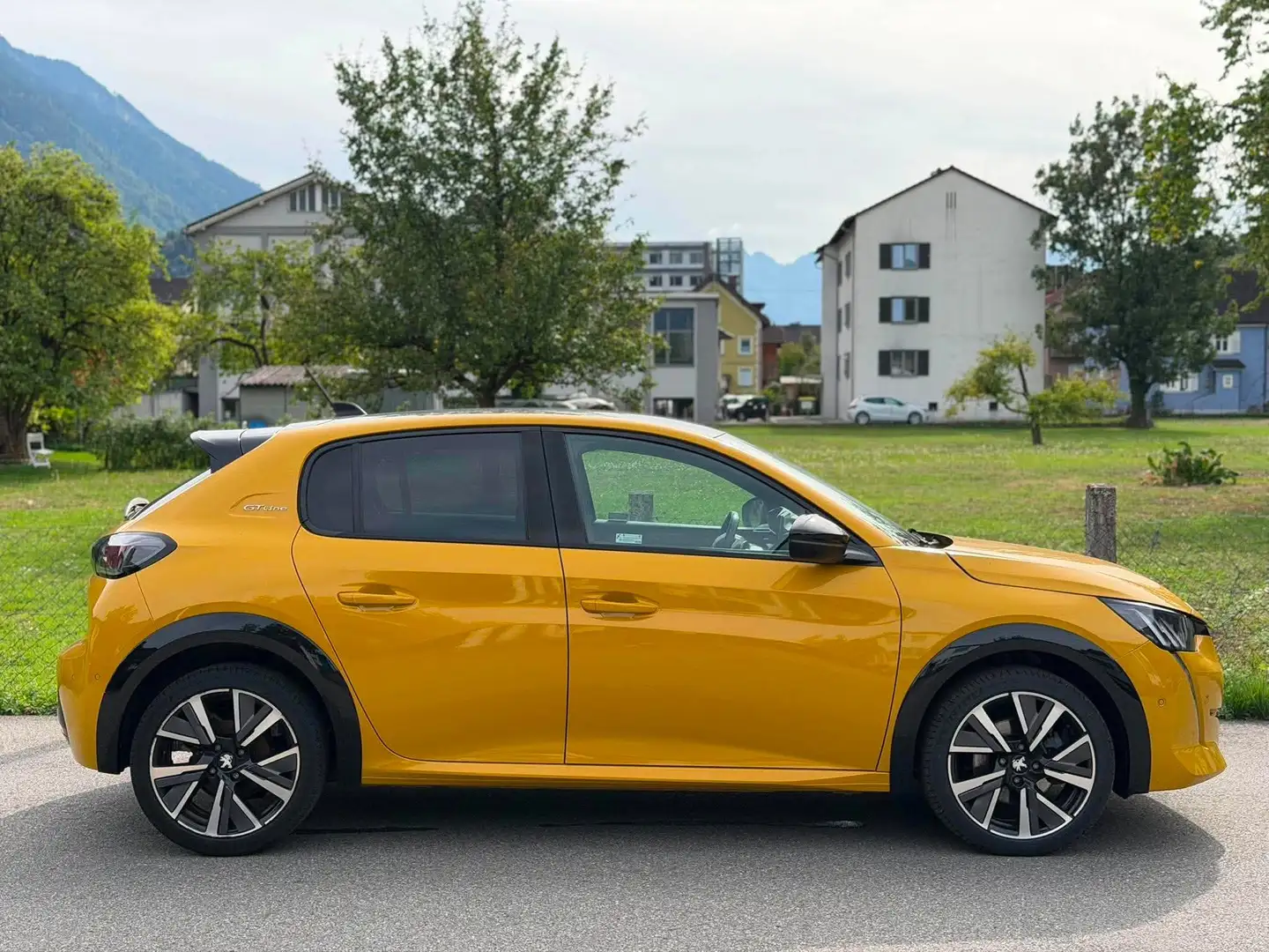 Peugeot 208 Allure GT Line AUTOMATIK *LEDER *NAVI *SZH *RFK Gelb - 2