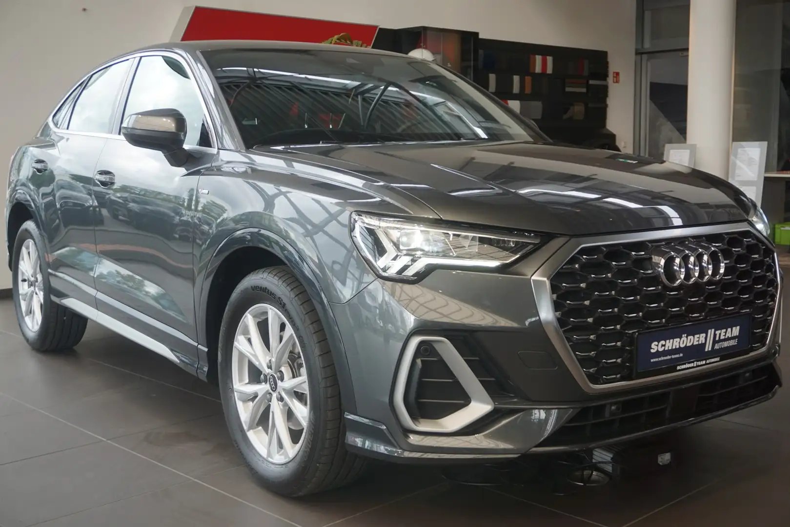 Audi Q3 Sportback 35 TDI S tronic S line Navi Virtual C Grijs - 2