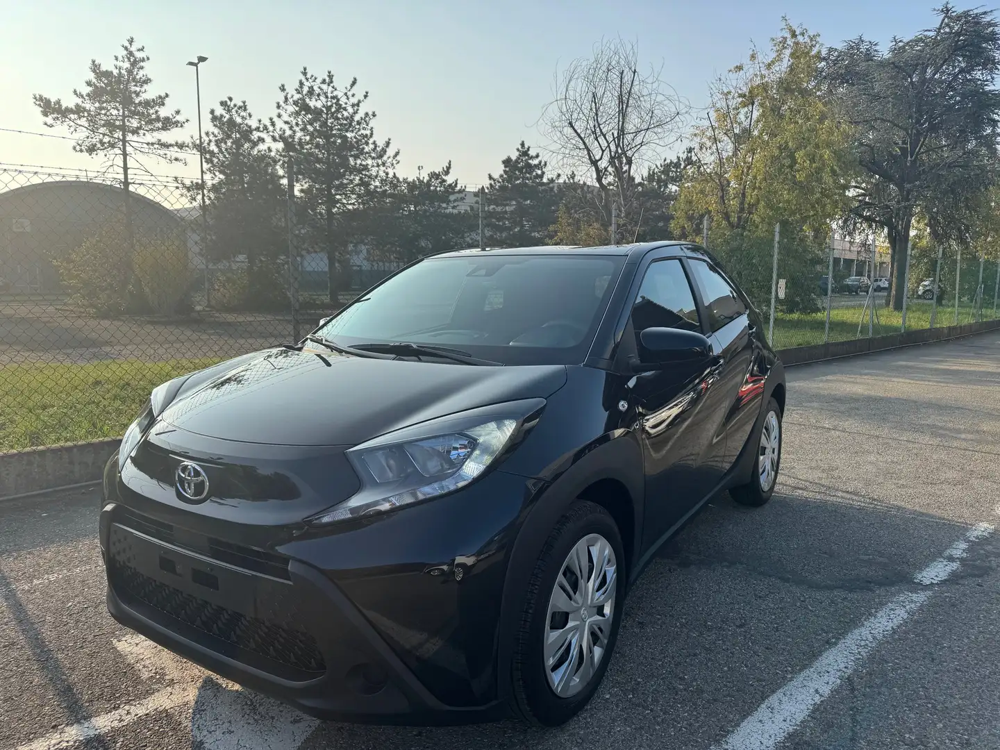 Toyota Aygo X 1.0 VVT-i 72 CV 5 porte Active KM.0 Negro - 1