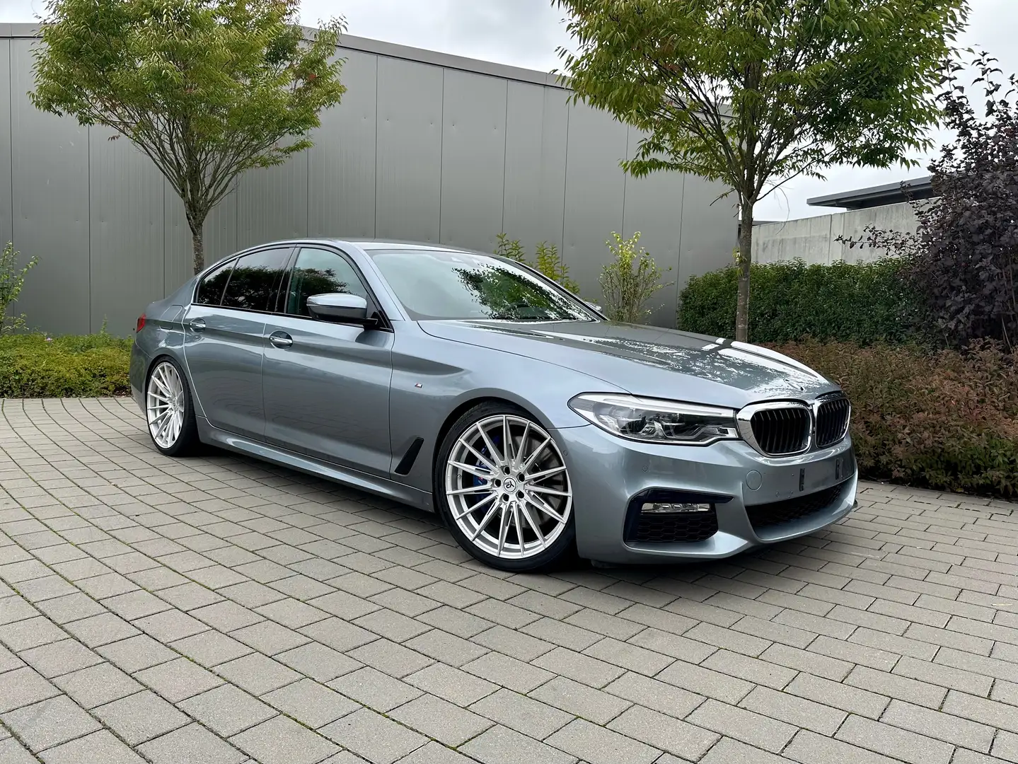 BMW 540 540d xDrive M-Sport/Traumzustand/Leder/360Kamera Grau - 2