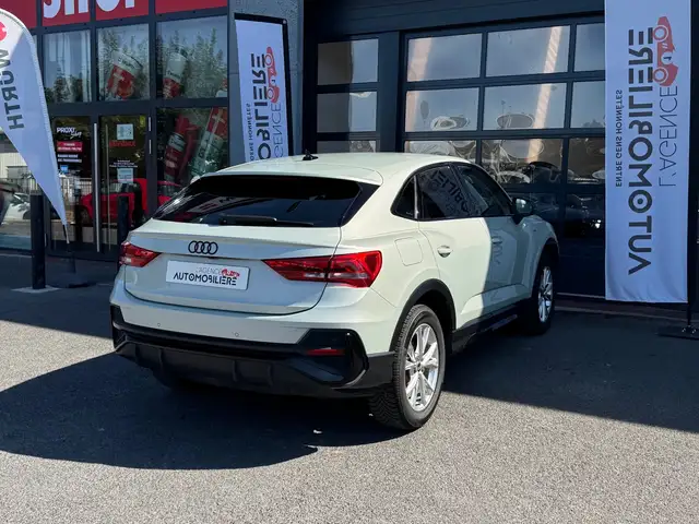 Audi Q3 view 5