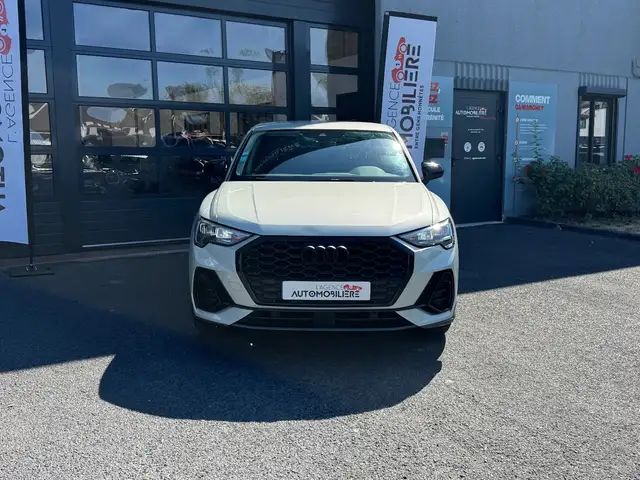 Audi Q3 view 3