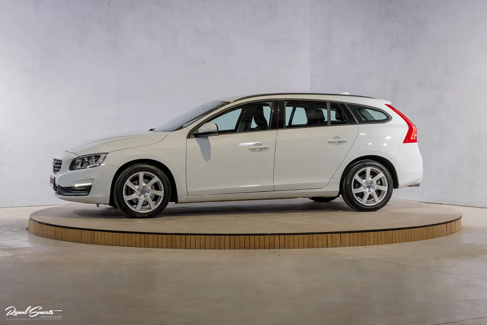 Volvo V60 1.5 T3 Momentum | Automaat | Cruise control | Keyl Wit - 2