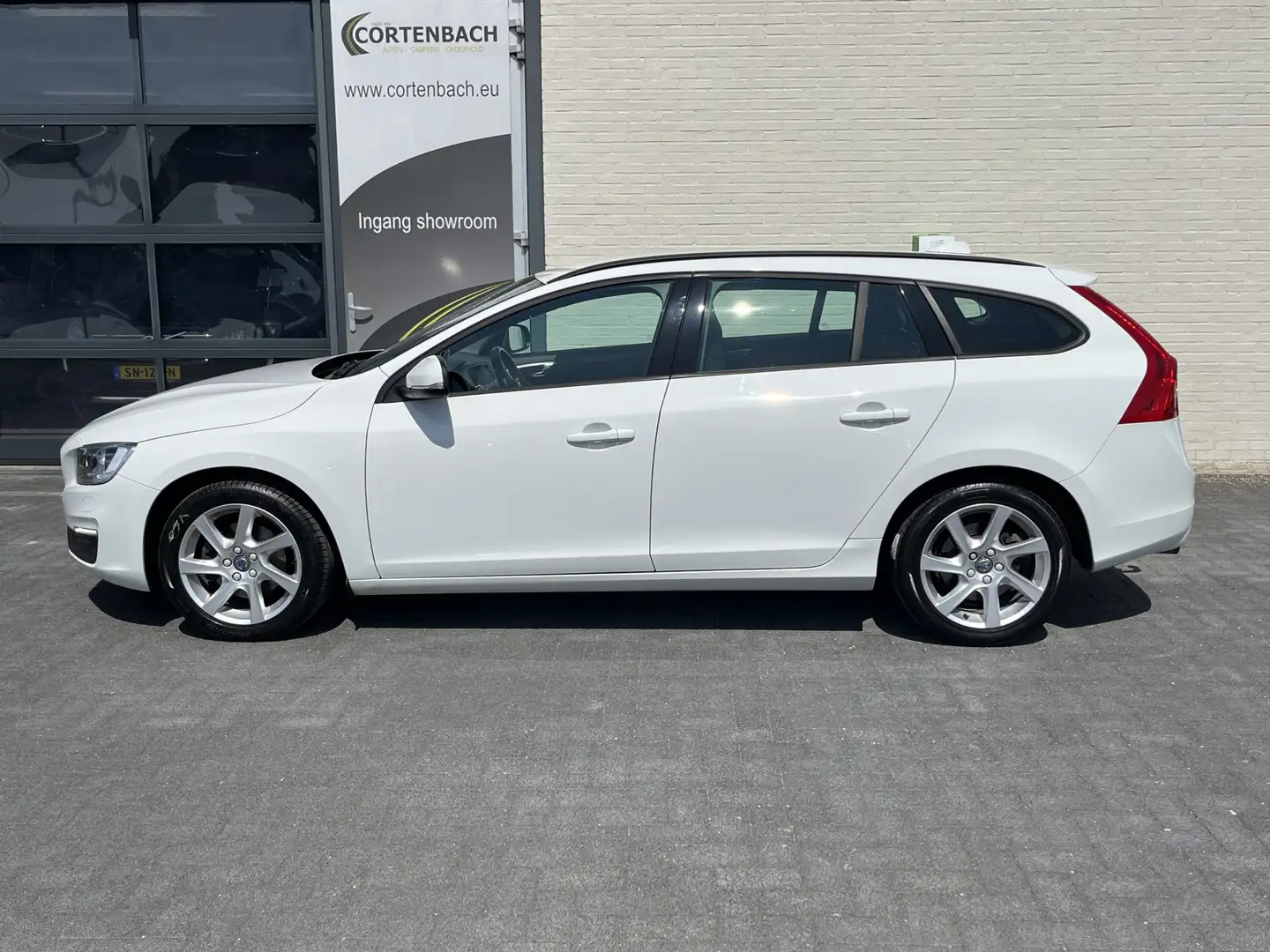 Volvo V60 1.5 T3 Momentum | Automaat | Cruise control | Keyl Blanc - 2