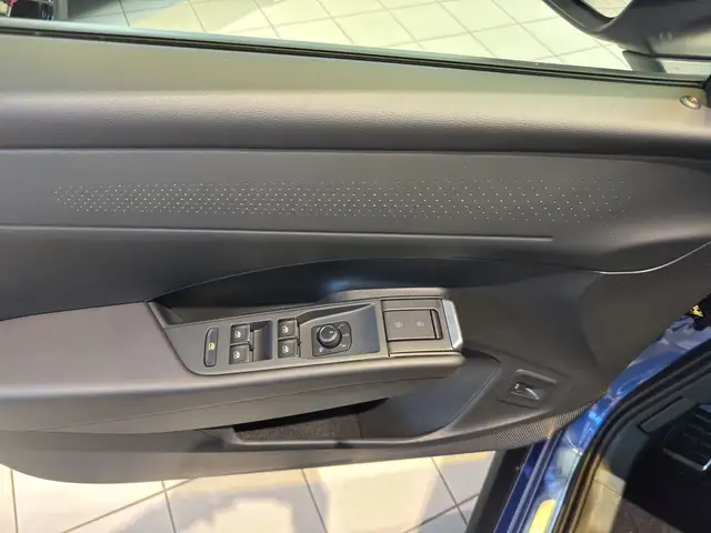 Volkswagen T-Roc view 8