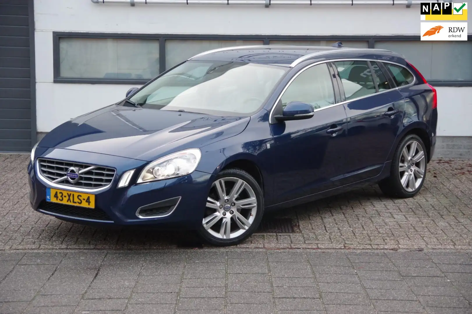 Volvo V60 1.6 T3 Ocean Race Blauw - 1