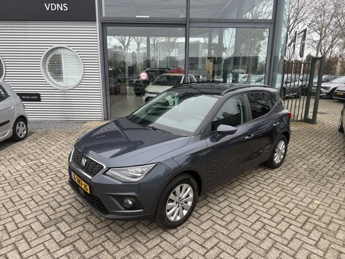 SEAT Arona 1.0 TSI 110PK STYLE BUSINESS INTENSE PLUS + TREKHA Grijs - 2