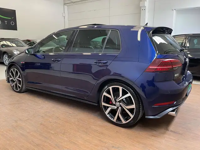 Volkswagen Golf view 3
