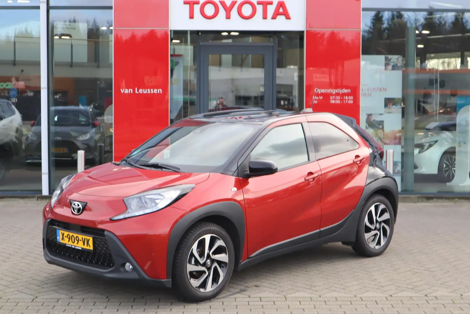 Toyota Aygo X ENVY APPLE/ANDROID DAB CAMERA AD-CRUISE LM-VELGEN Rood - 1