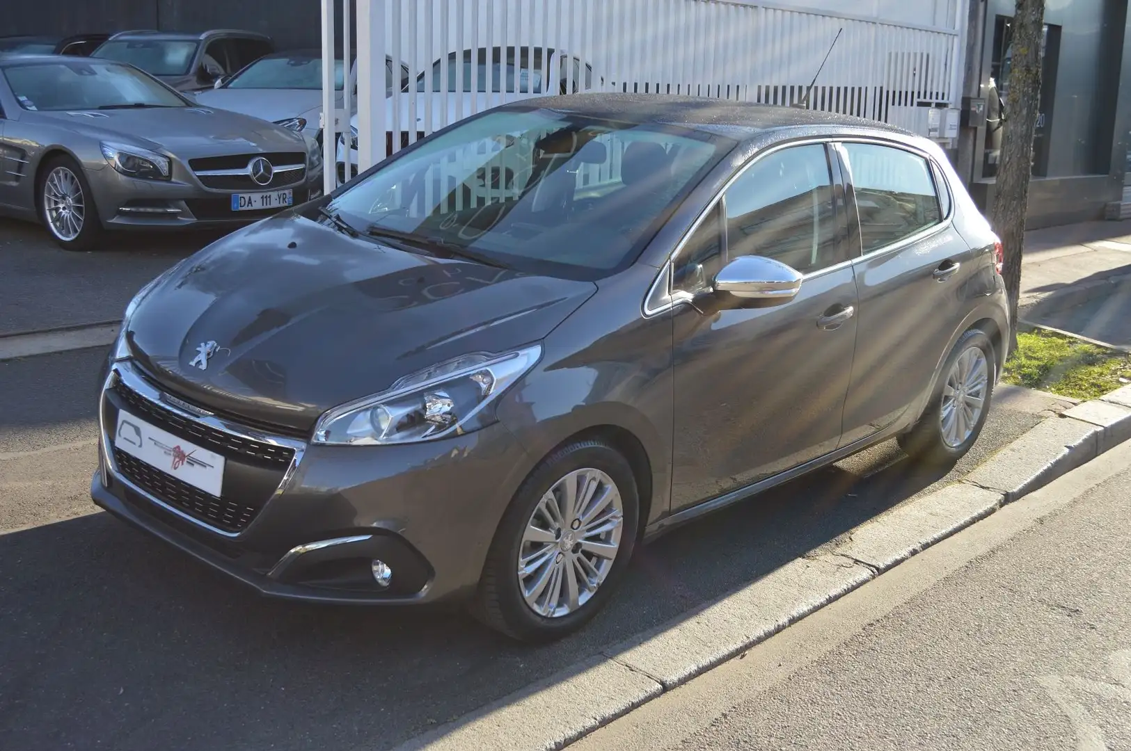 Peugeot 208 1.2   82CH ALLURE 5P Gris - 1