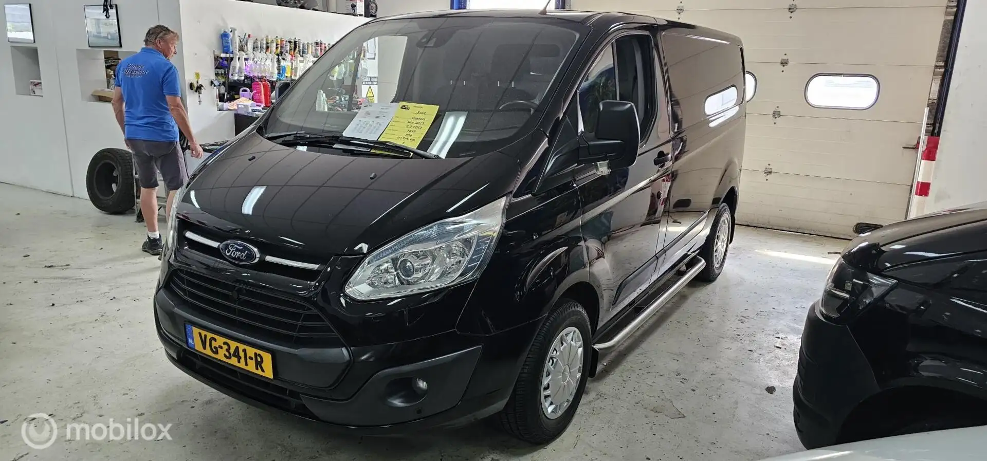 Ford Transit Custom 2.2 TDCI L1H1 Airco Navi Cruise Zwart - 2