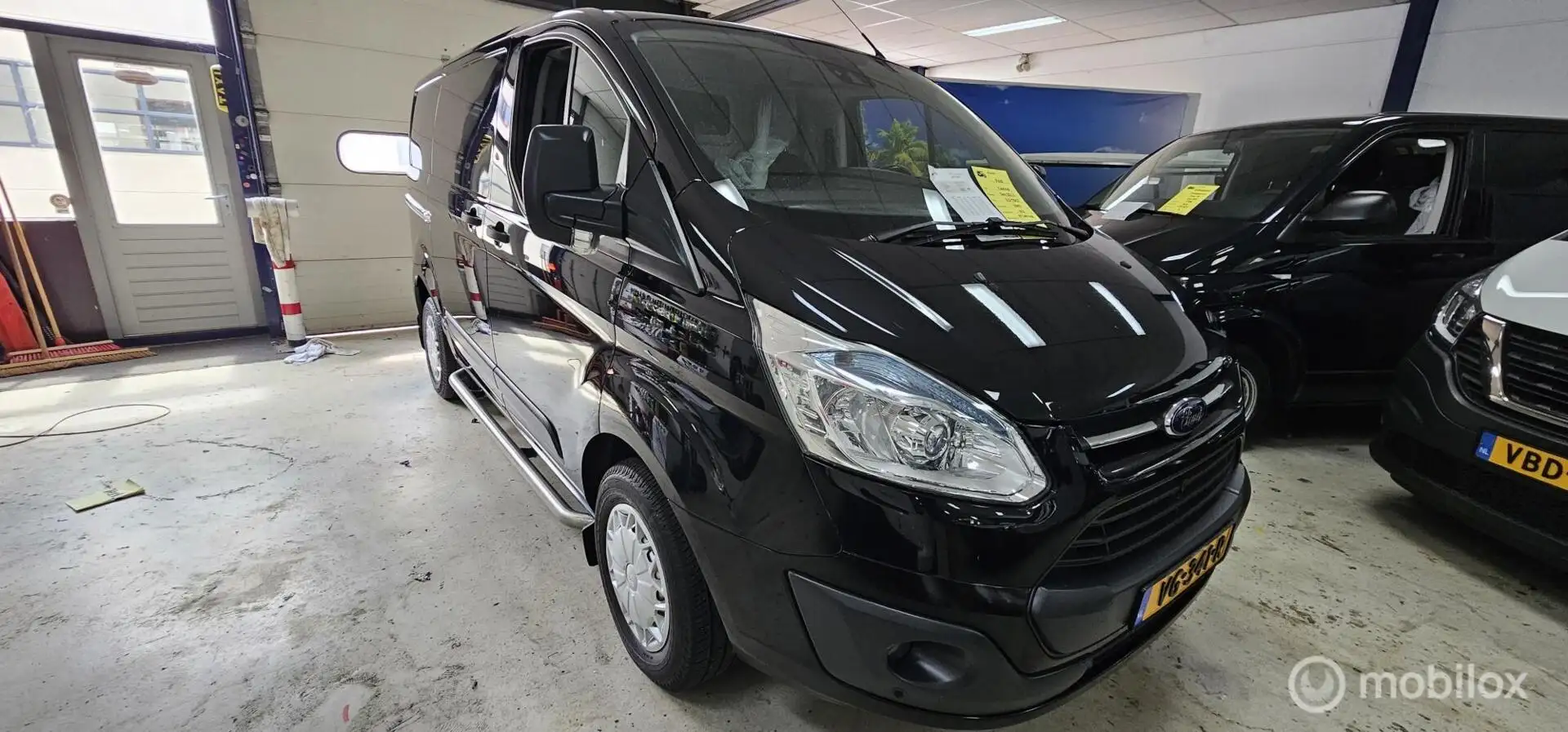 Ford Transit Custom 2.2 TDCI L1H1 Airco Navi Cruise Zwart - 1