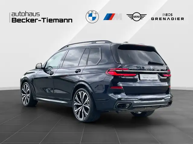 BMW X7 view 4