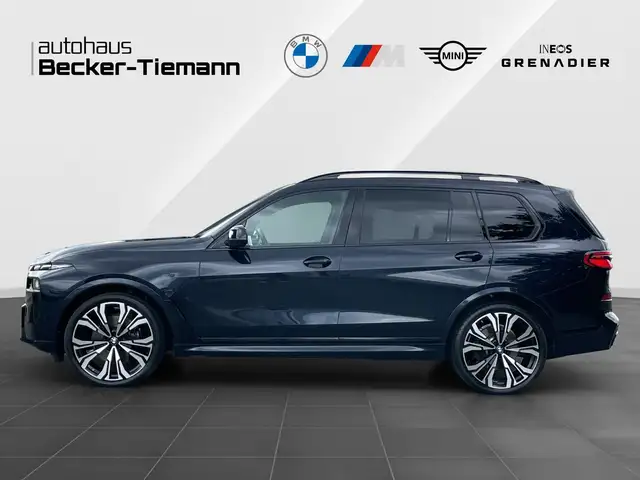 BMW X7 view 3