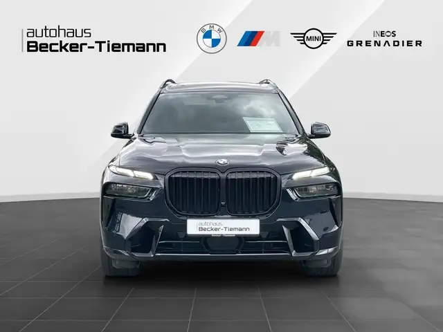 BMW X7 view 2