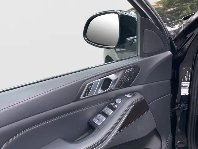 BMW X7 view 8