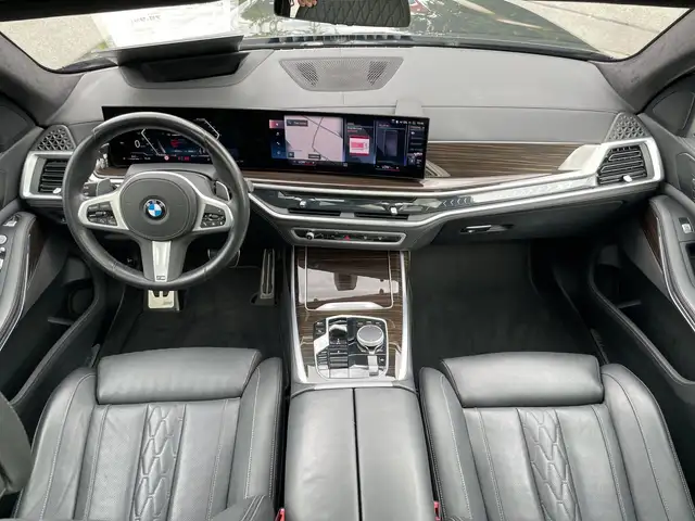 BMW X7 view 10