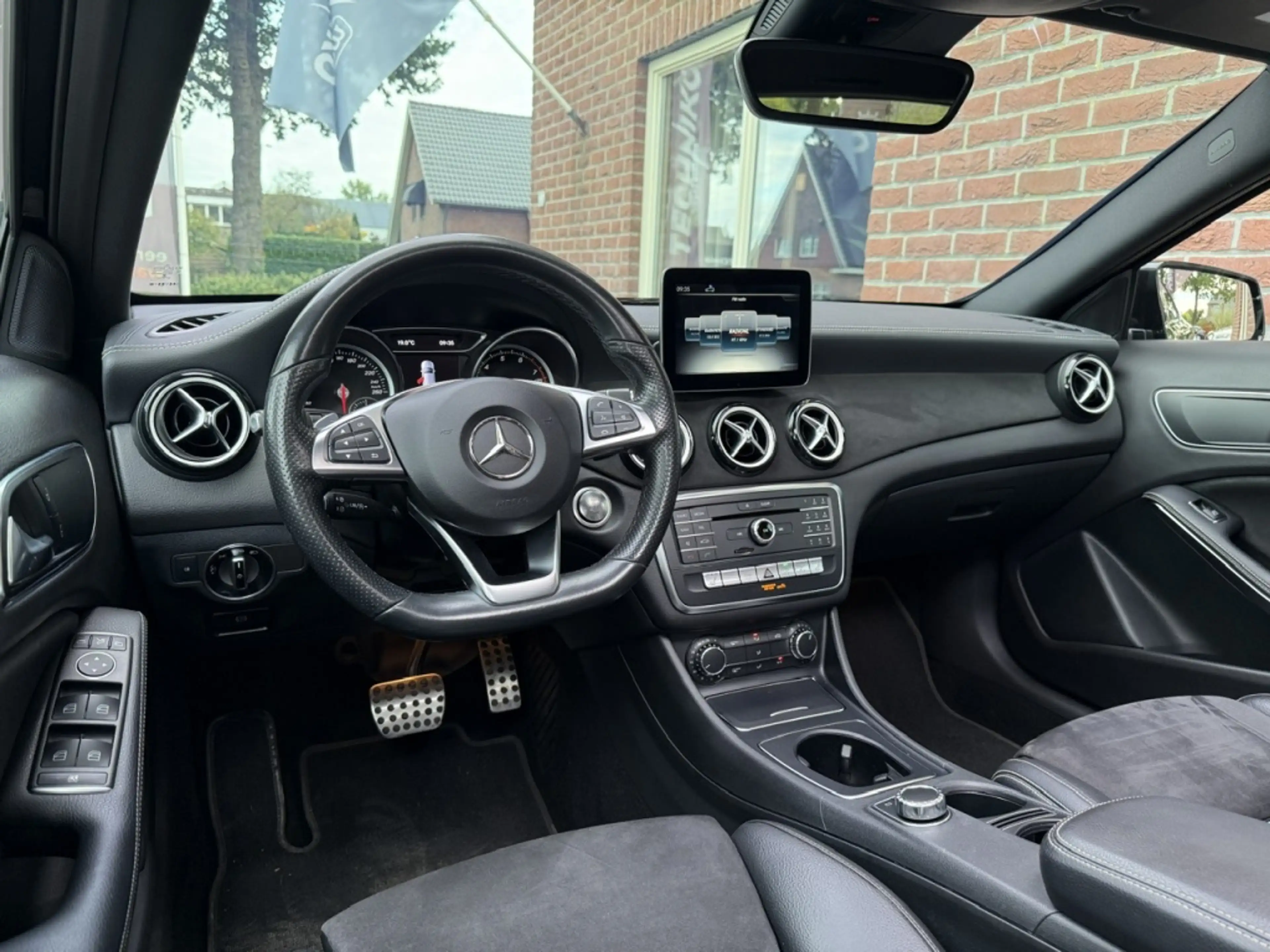 Mercedes-Benz GLA 200 Premium Plus AMG-Pakket 157PK Automaat SCHUIF.KANT — photo 3