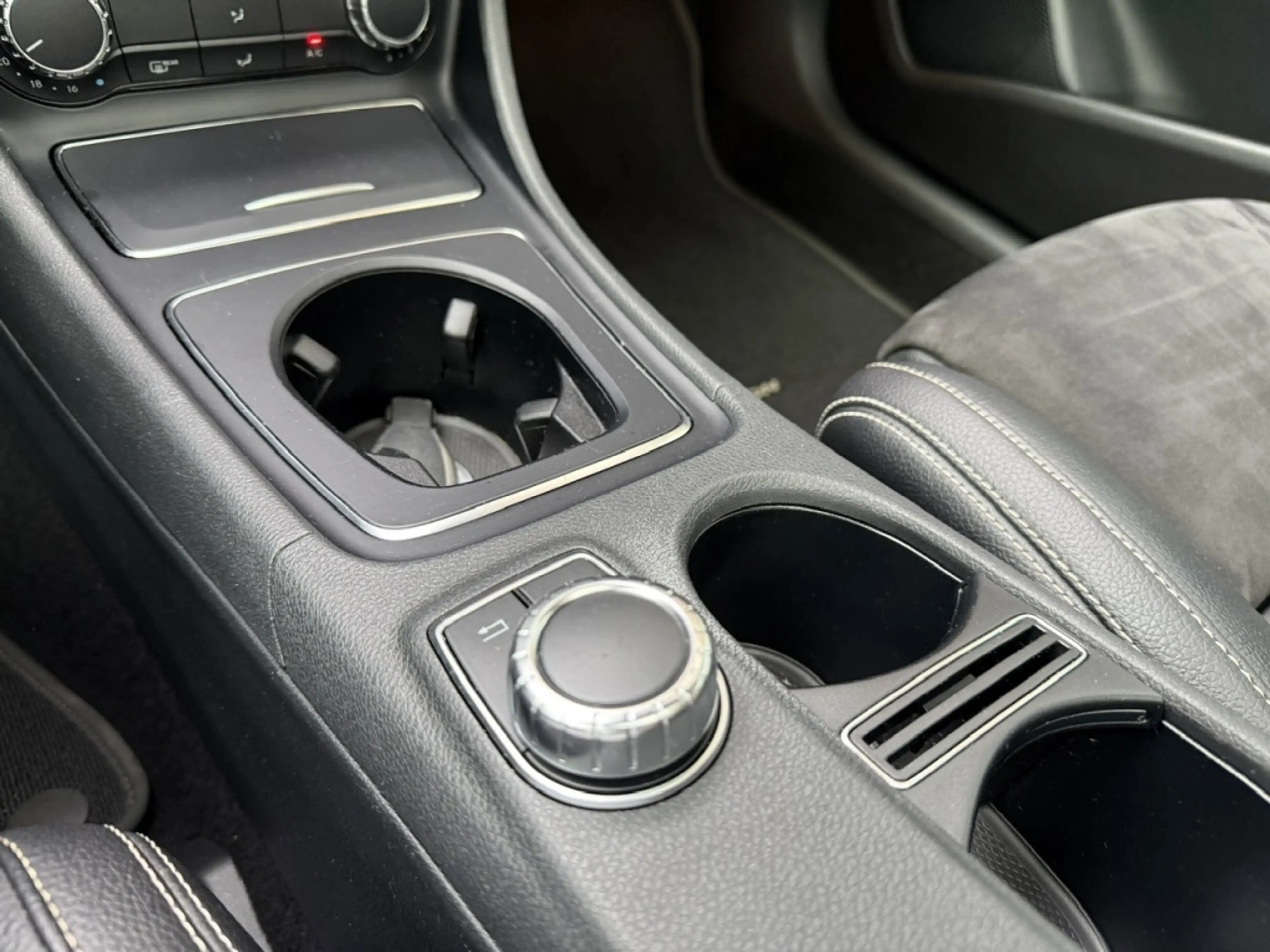 Mercedes-Benz GLA 200 Premium Plus AMG-Pakket 157PK Automaat SCHUIF.KANT — photo 26