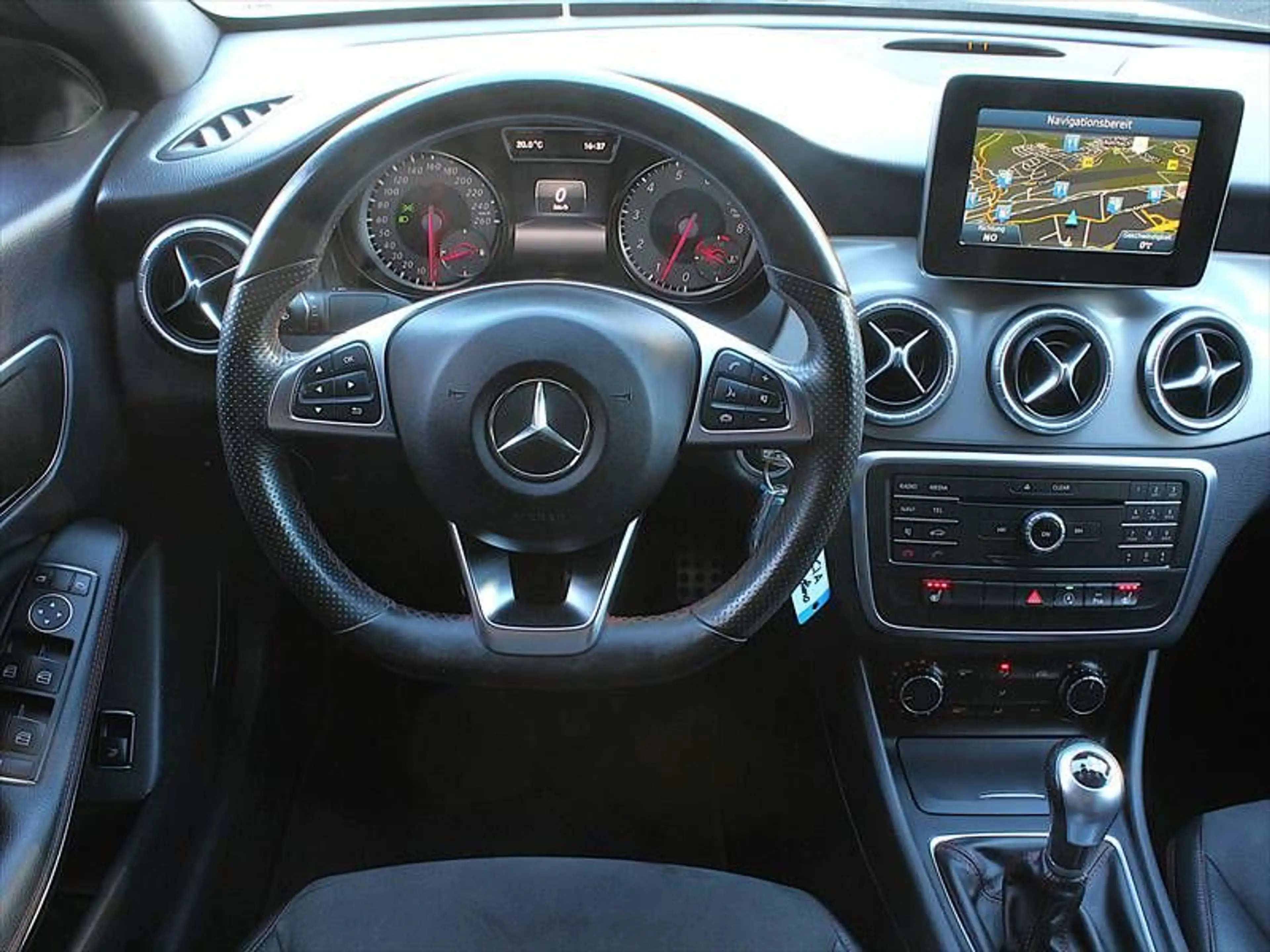 Mercedes-Benz CLA 180 Street Style - AMG Line, Navi Alu 18" — photo 3