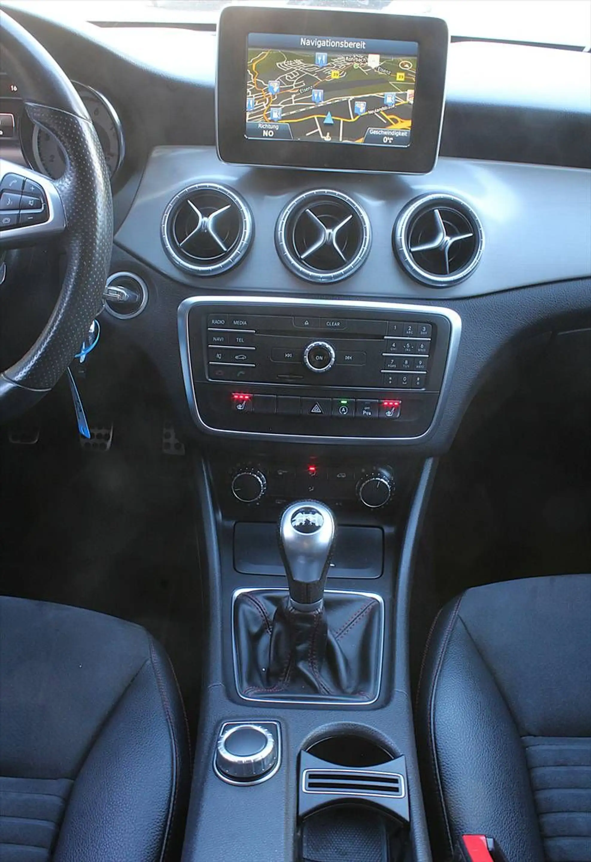Mercedes-Benz CLA 180 Street Style - AMG Line, Navi Alu 18" — photo 7