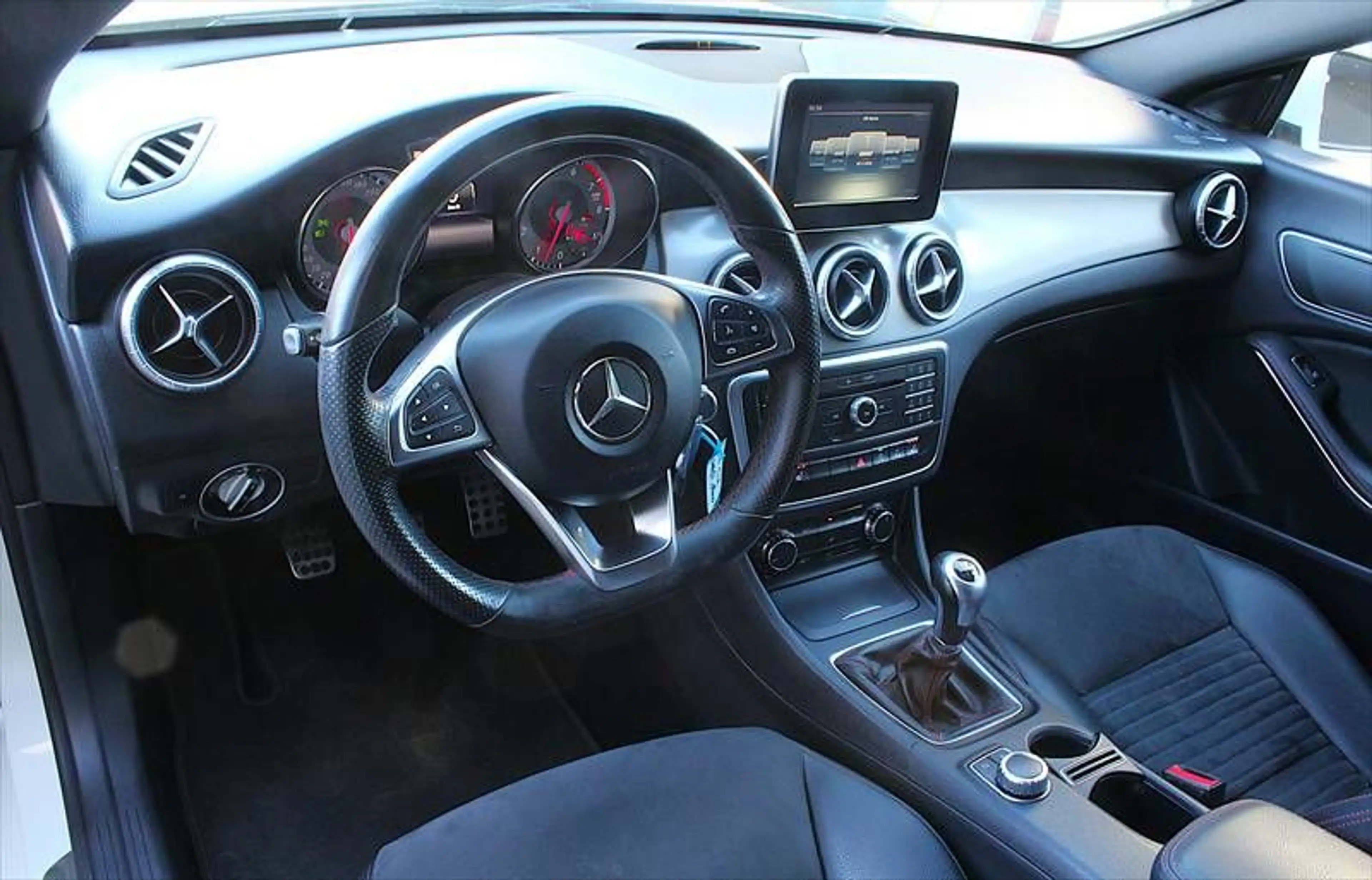 Mercedes-Benz CLA 180 Street Style - AMG Line, Navi Alu 18" — photo 6