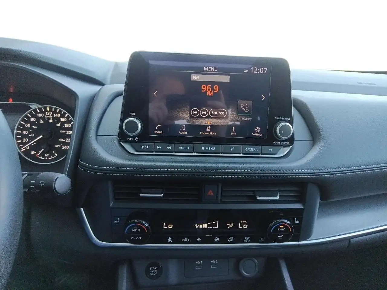 Nissan Rogue снимка Nissan Rogue