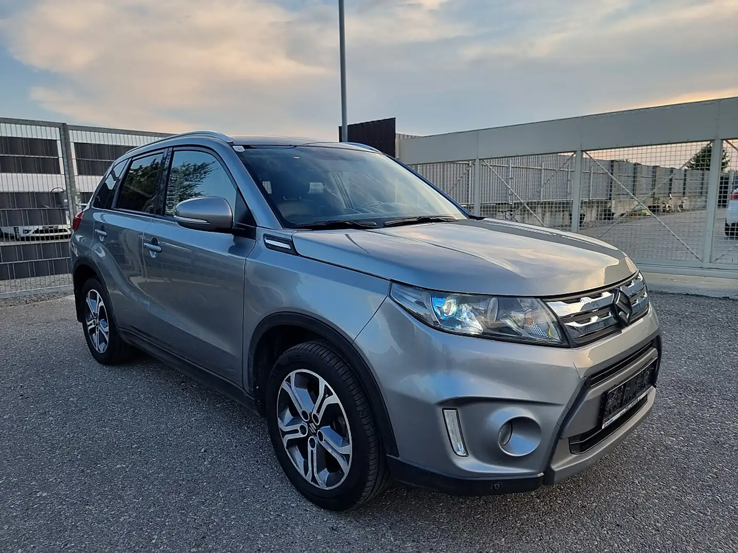 Suzuki Vitara 1,6 DDiS 4WD GLX Flash**PANORAMA**VOLLAUSTATTUNG Grau - 2