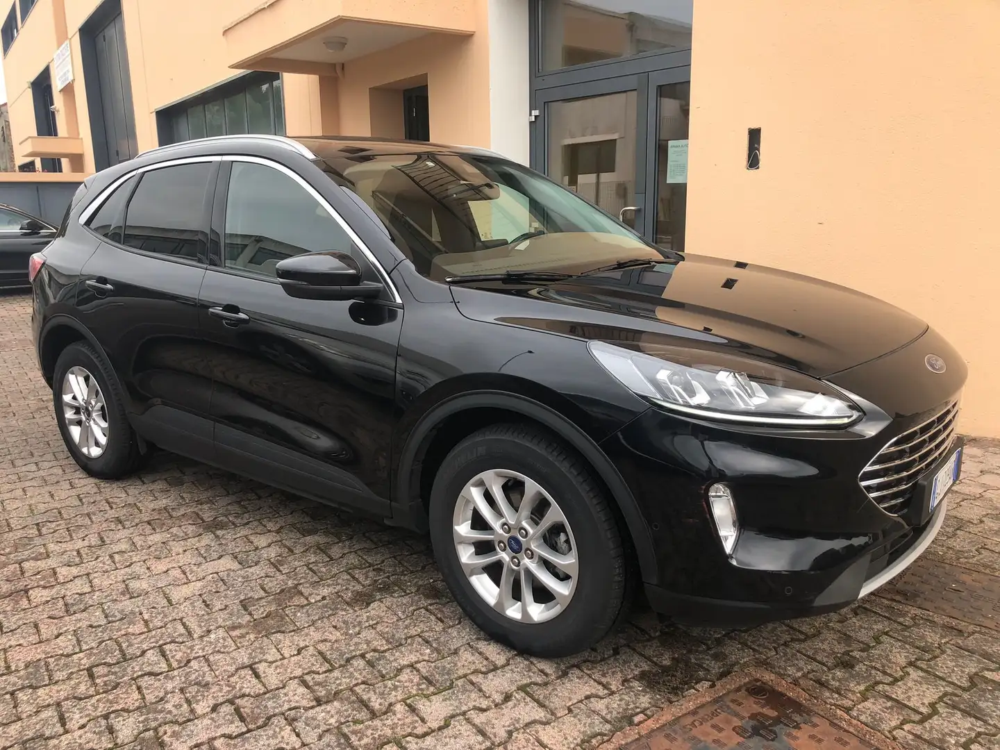 Ford Kuga 2022 1.5 ecoblue Titanium Bus. 120cv auto Nero - 2