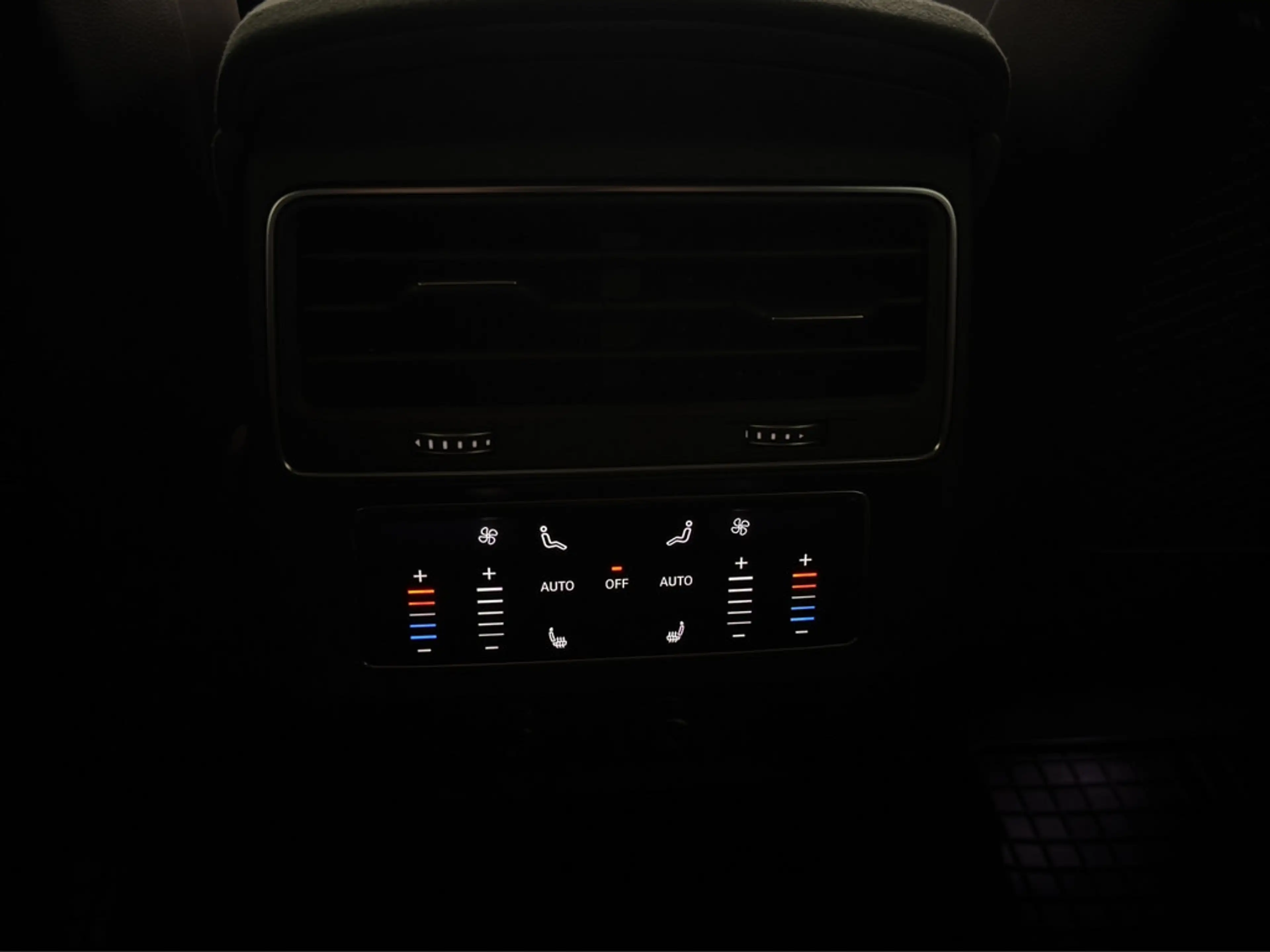 Audi RS Q8 — photo 15