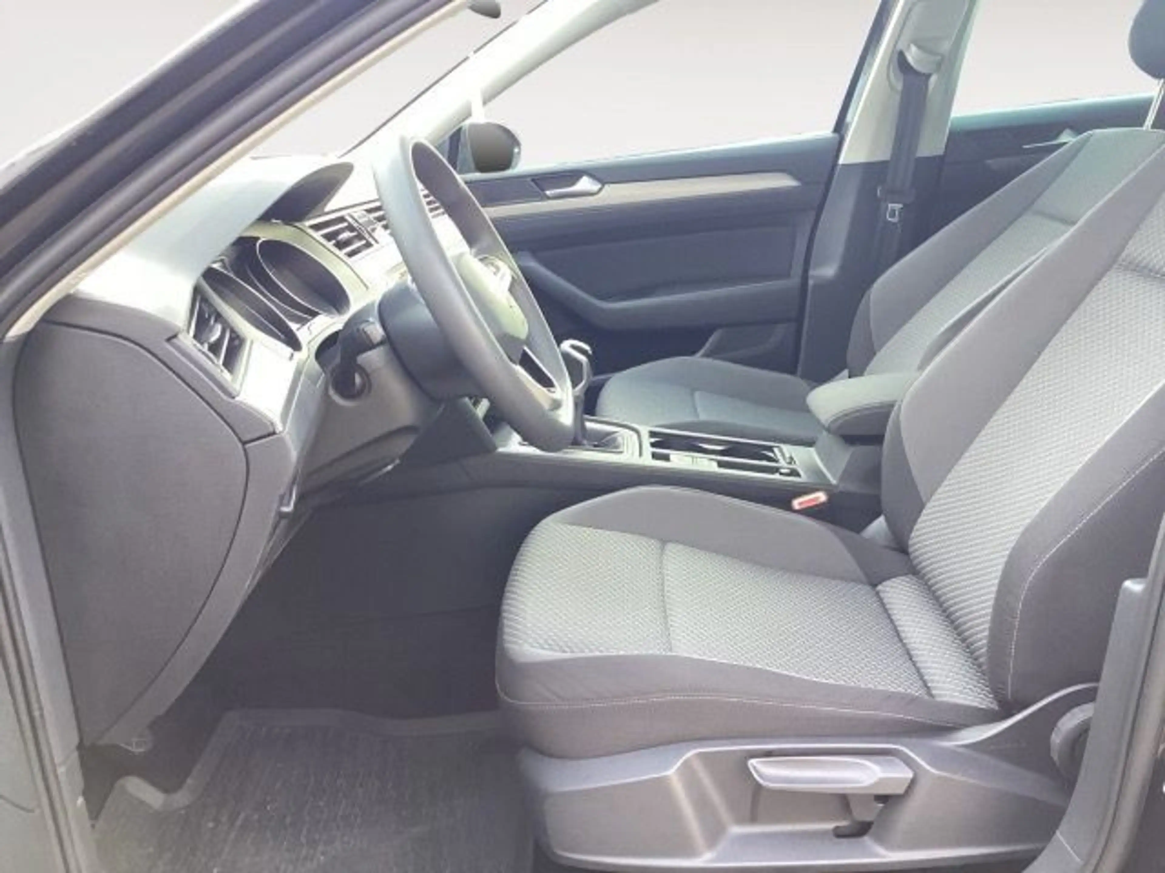 Volkswagen Passat Variant 2.0 TDI Conceptline Navi,AHK,LED — photo 11