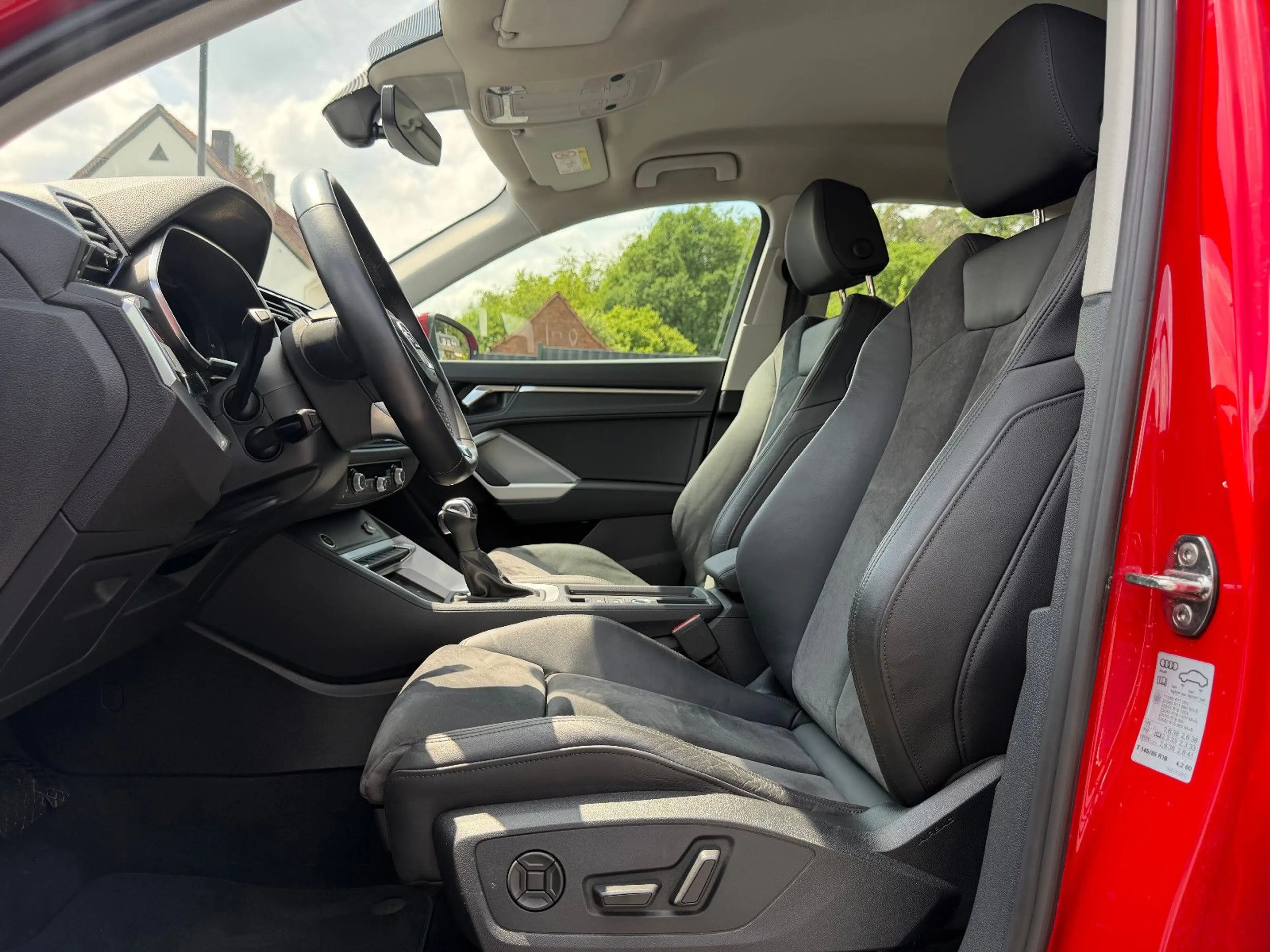 Audi Q3 40 TFSI quattro S line NAVI/AHK/LED — photo 9