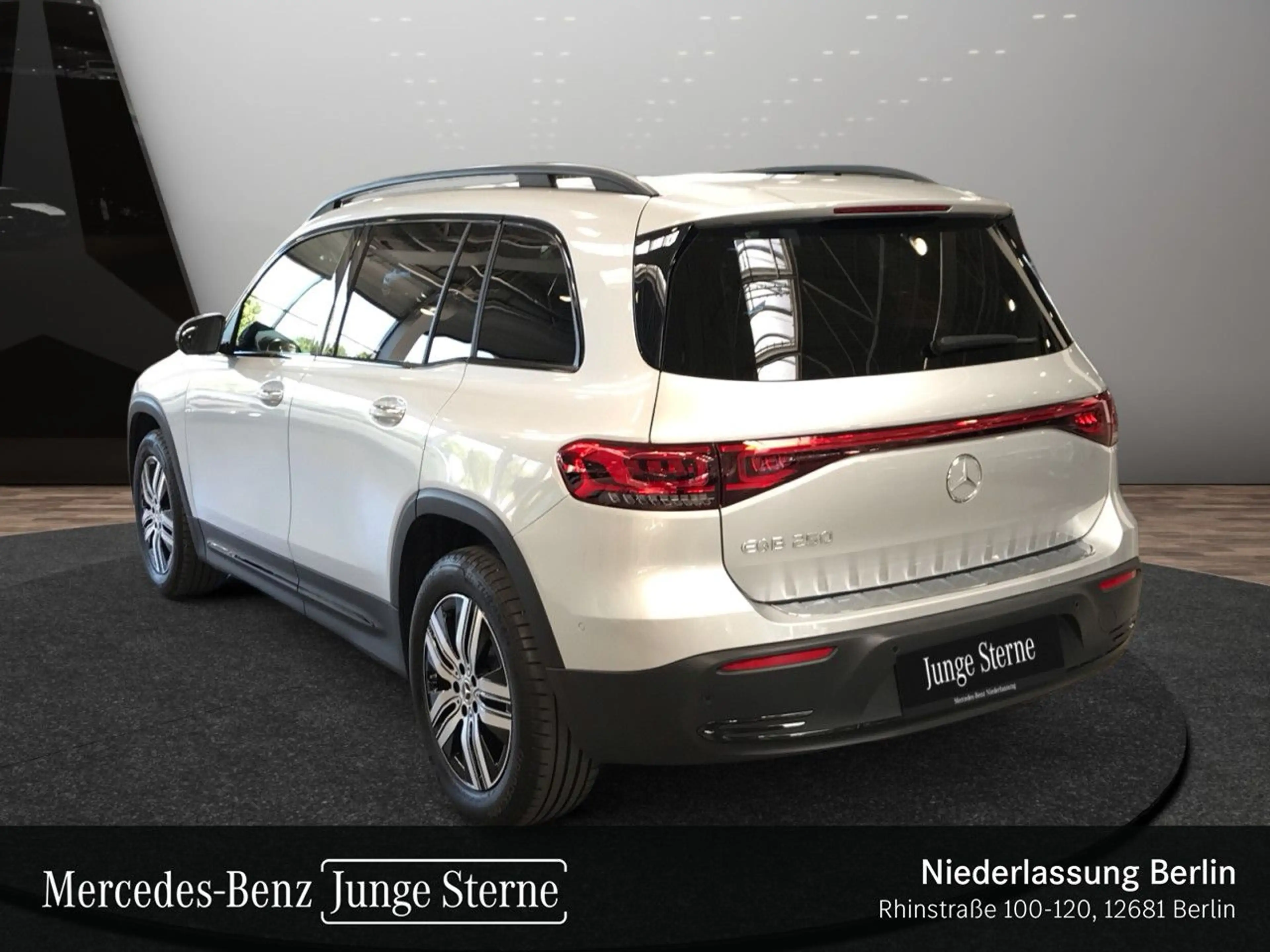 Mercedes-Benz EQB 250 ELECTRICART+NIGHT+PLUS-PAKET+PANO+360+HUD — photo 8